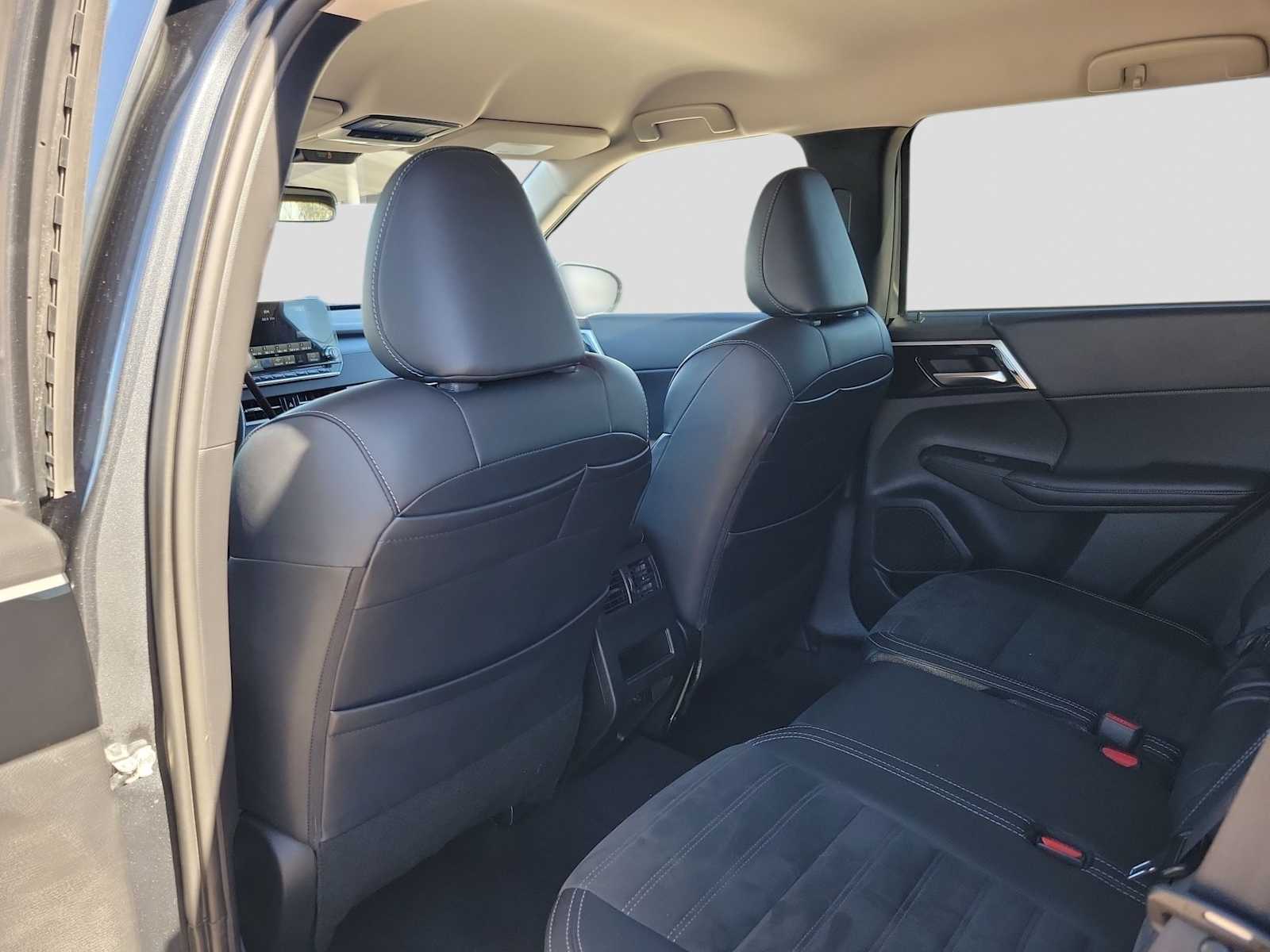 Thumbnail: 2024 Mitsubishi Outlander - 12