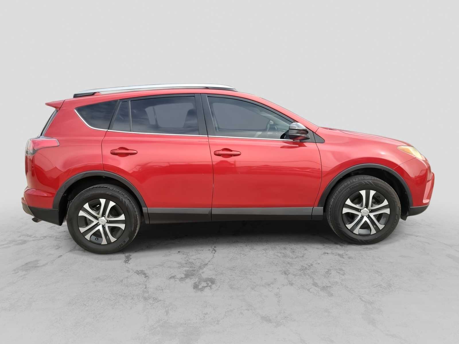 Thumbnail: 2017 Toyota RAV4 - 9
