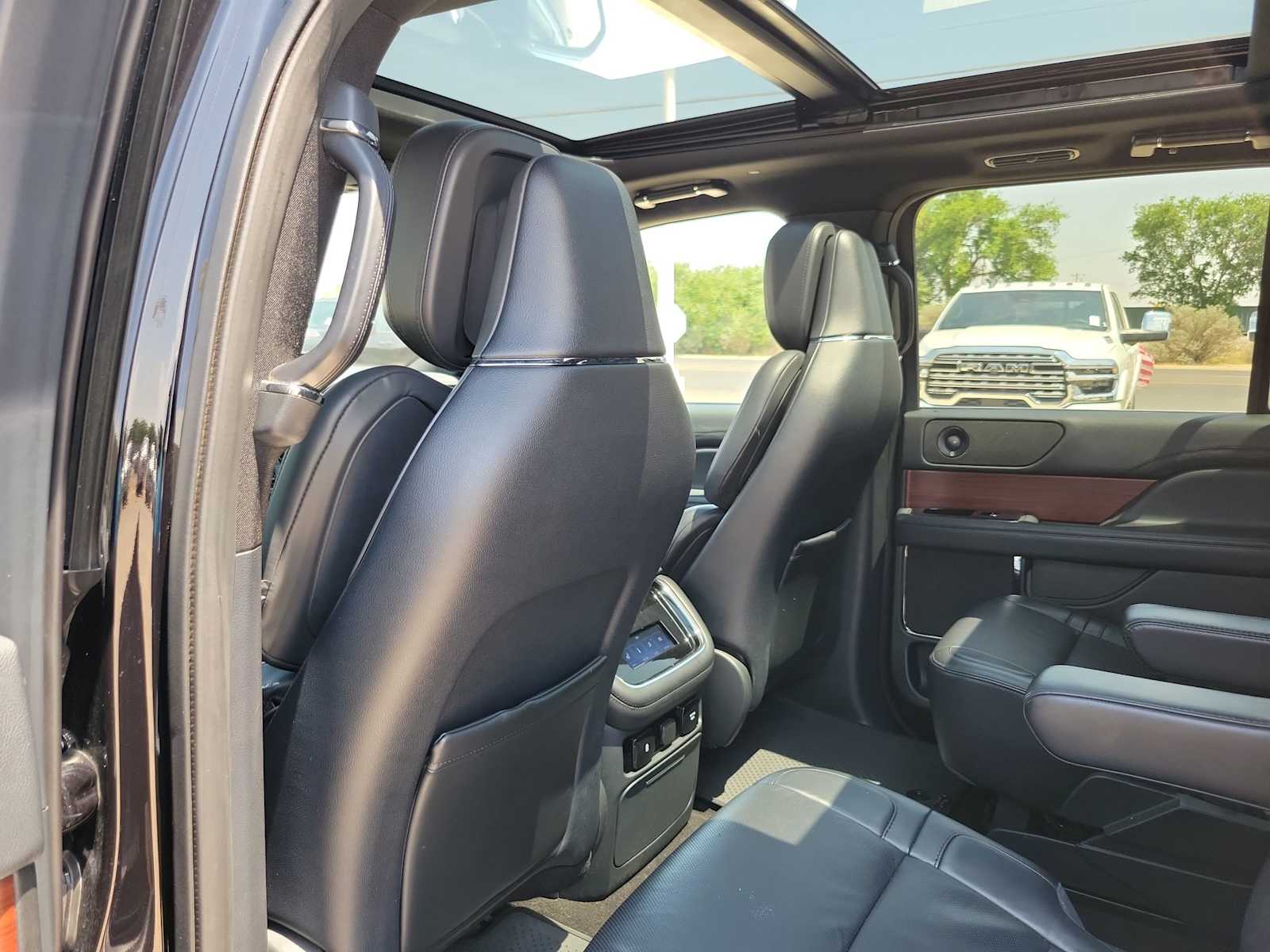 Thumbnail: 2023 Lincoln Navigator L - 12
