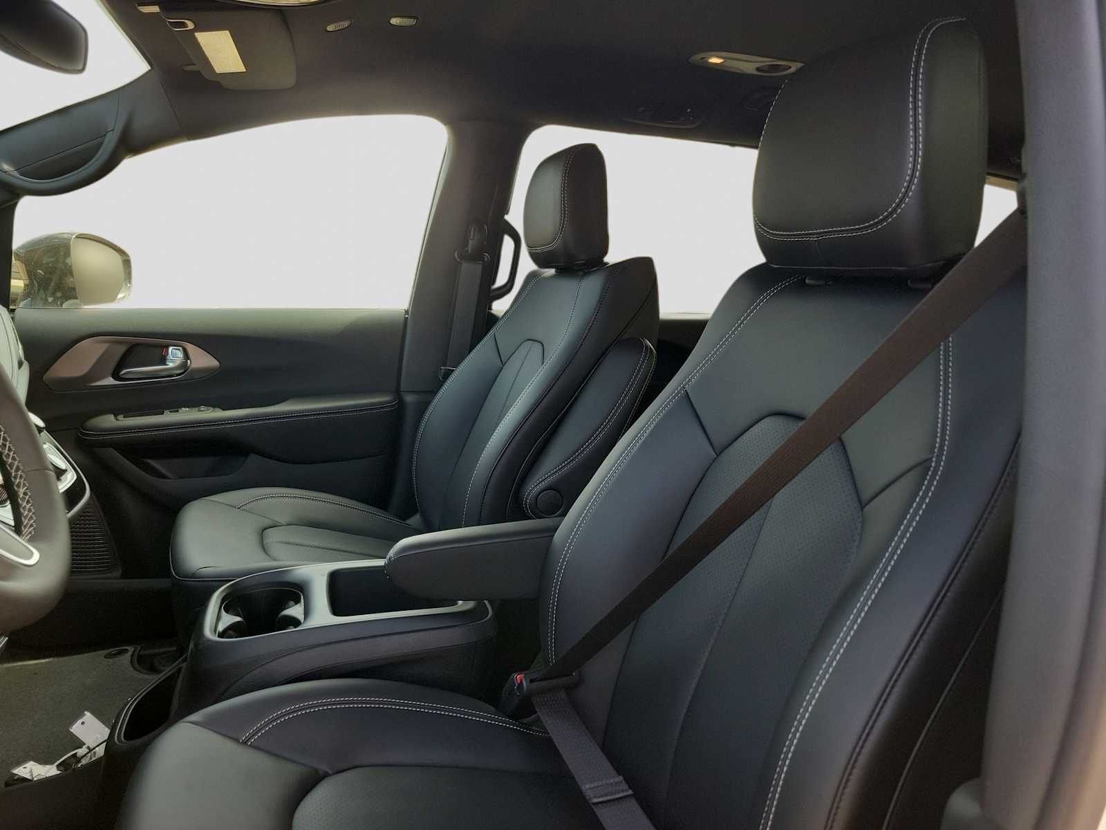 Thumbnail: 2026 Chrysler Pacifica - 15
