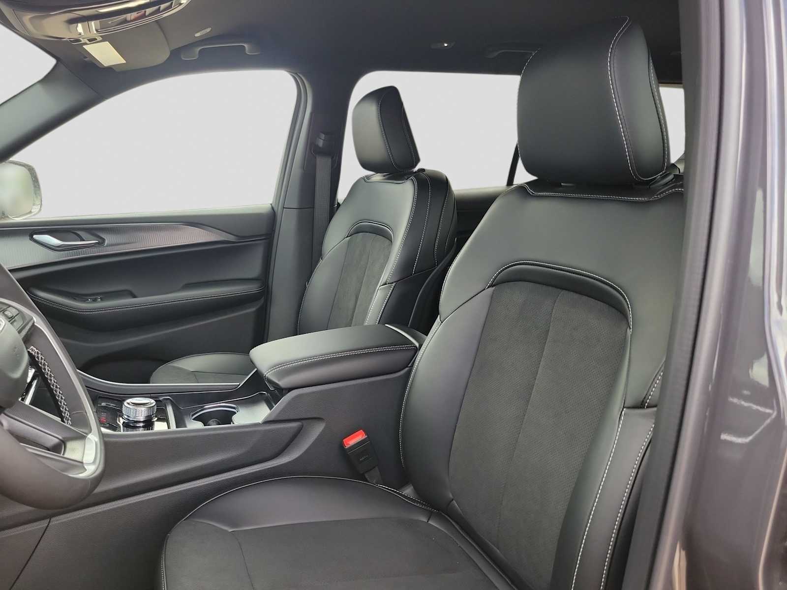 Thumbnail: 2025 Jeep Grand Cherokee L - 11