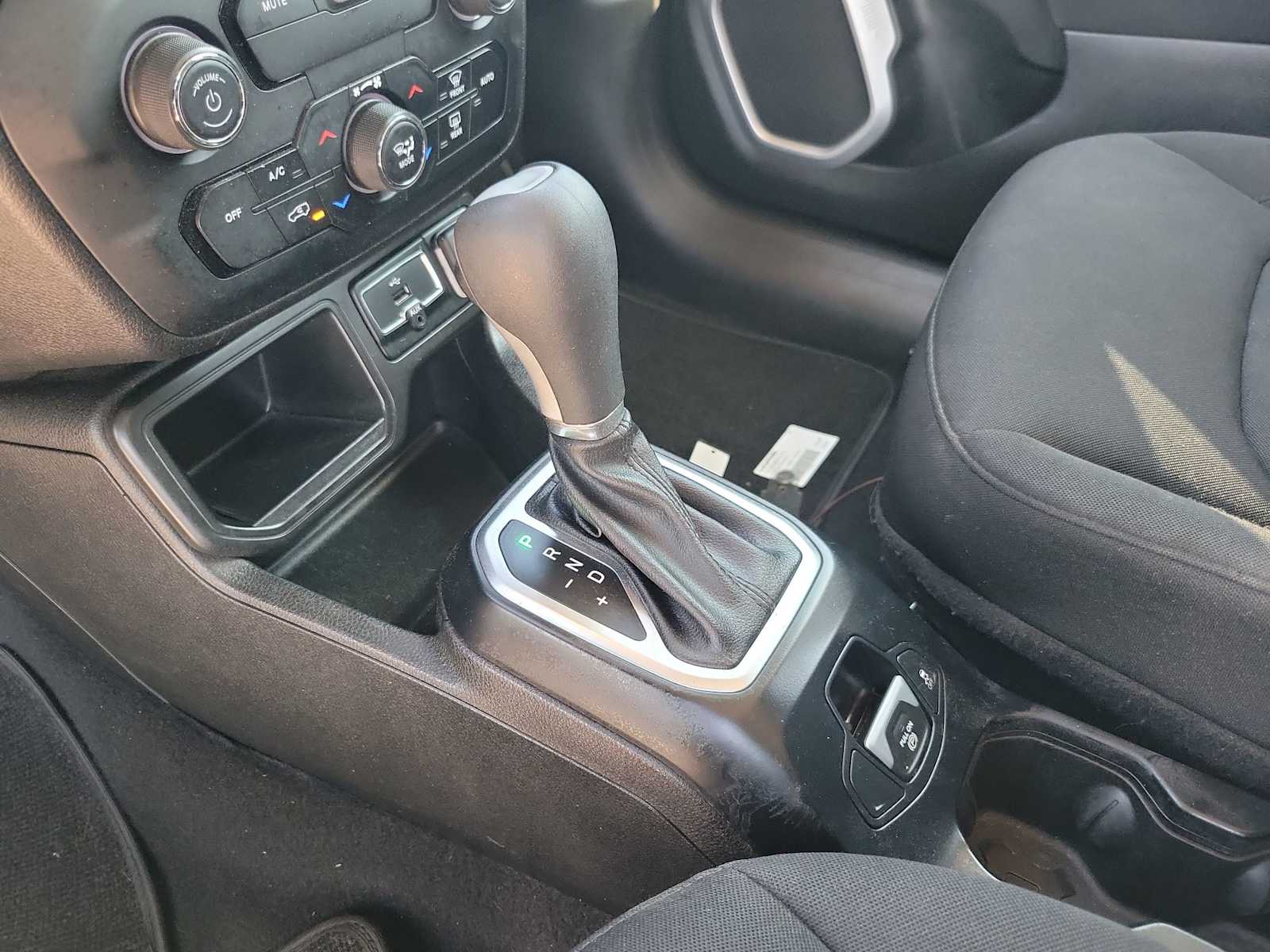 Thumbnail: 2019 Jeep Renegade - 17