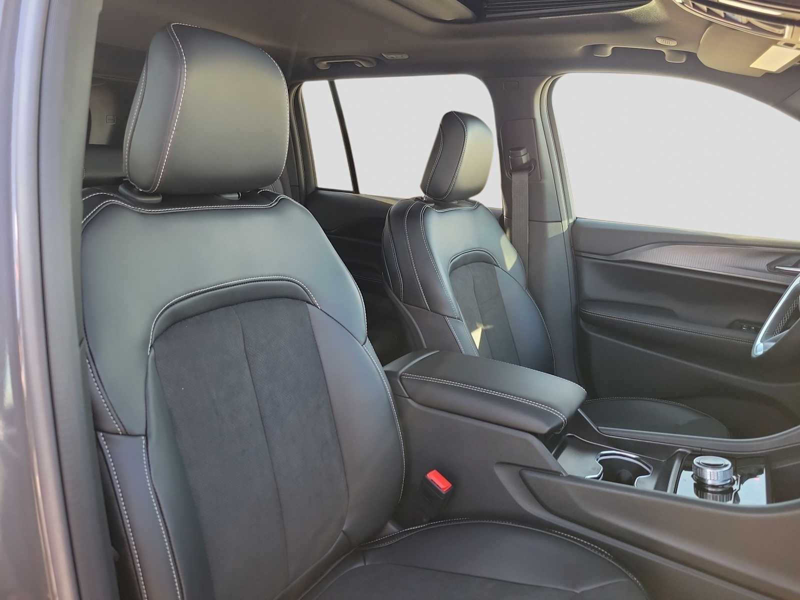 Thumbnail: 2025 Jeep Grand Cherokee - 14