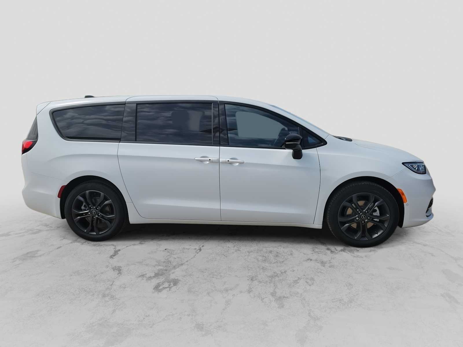 Thumbnail: 2026 Chrysler Pacifica - 9