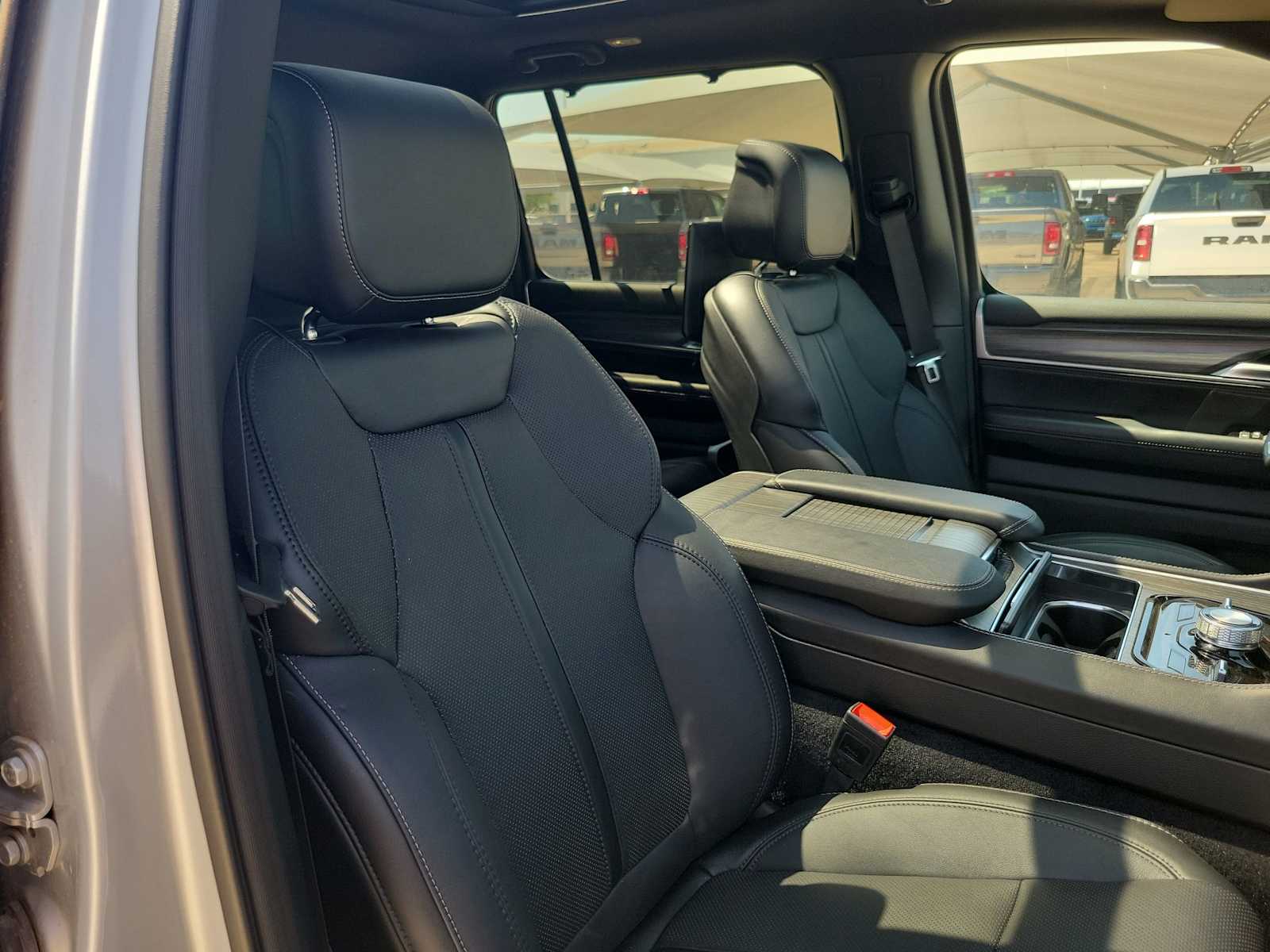 Thumbnail: 2024 Jeep Wagoneer - 14
