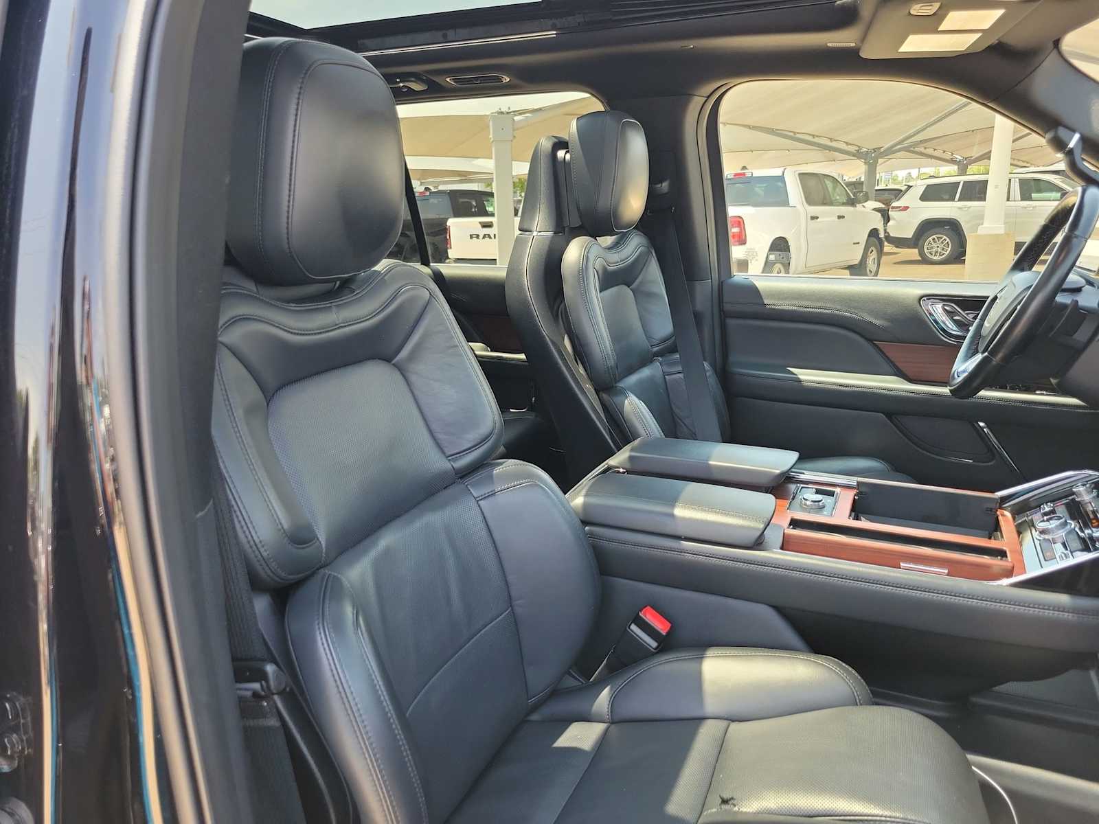 Thumbnail: 2023 Lincoln Navigator L - 14