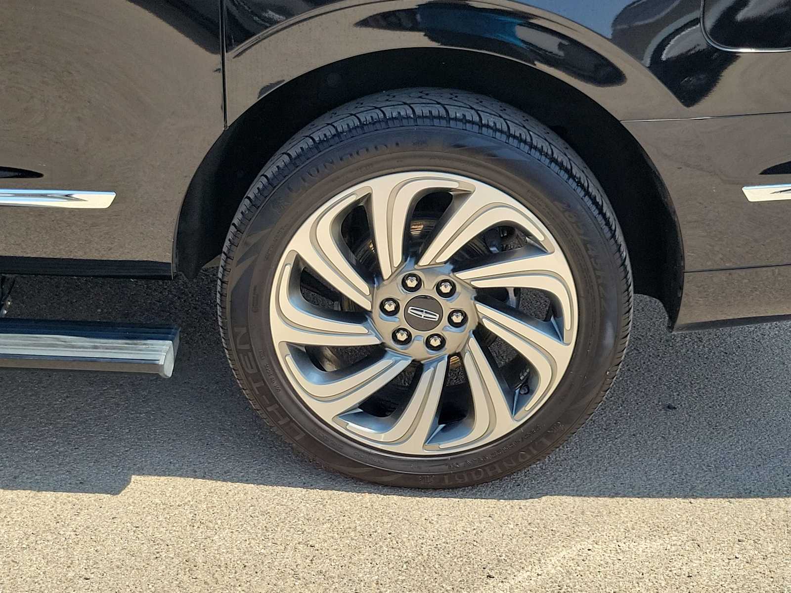 Thumbnail: 2023 Lincoln Navigator L - 8