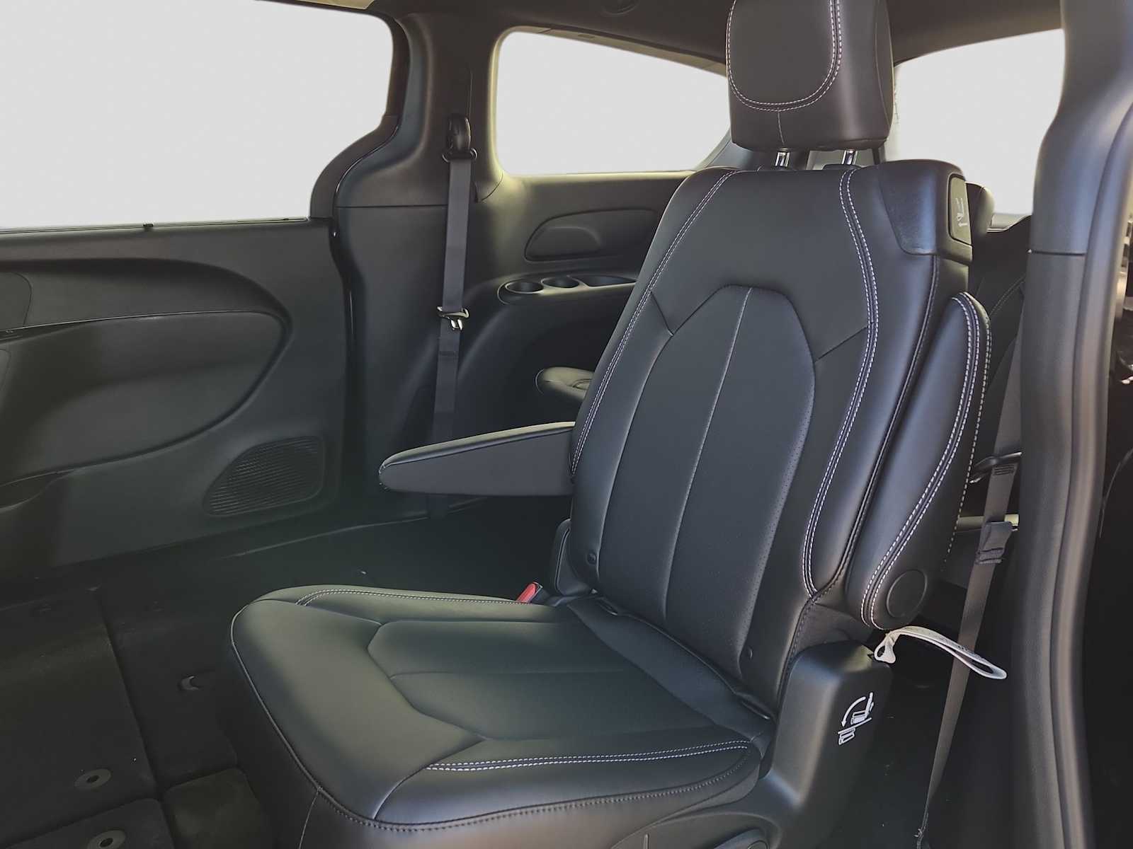 Thumbnail: 2026 Chrysler Pacifica - 12