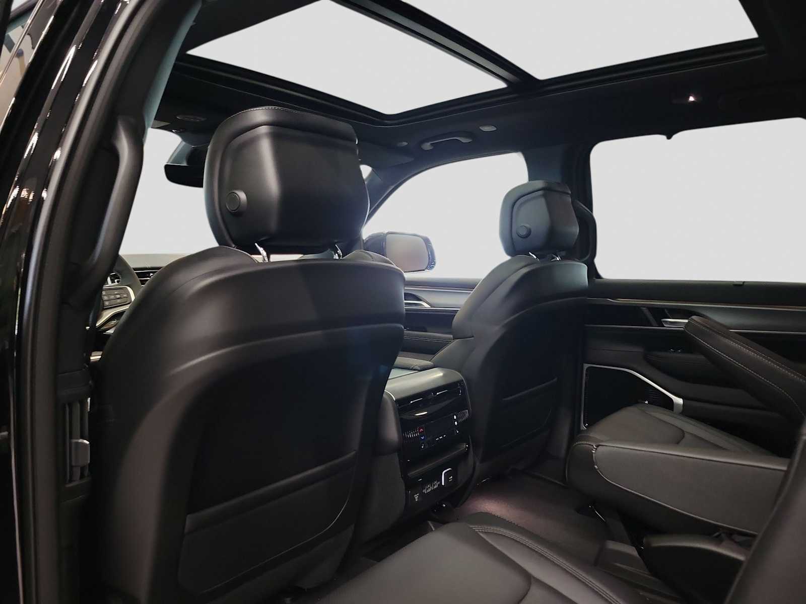 Thumbnail: 2026 Jeep Grand Wagoneer - 8
