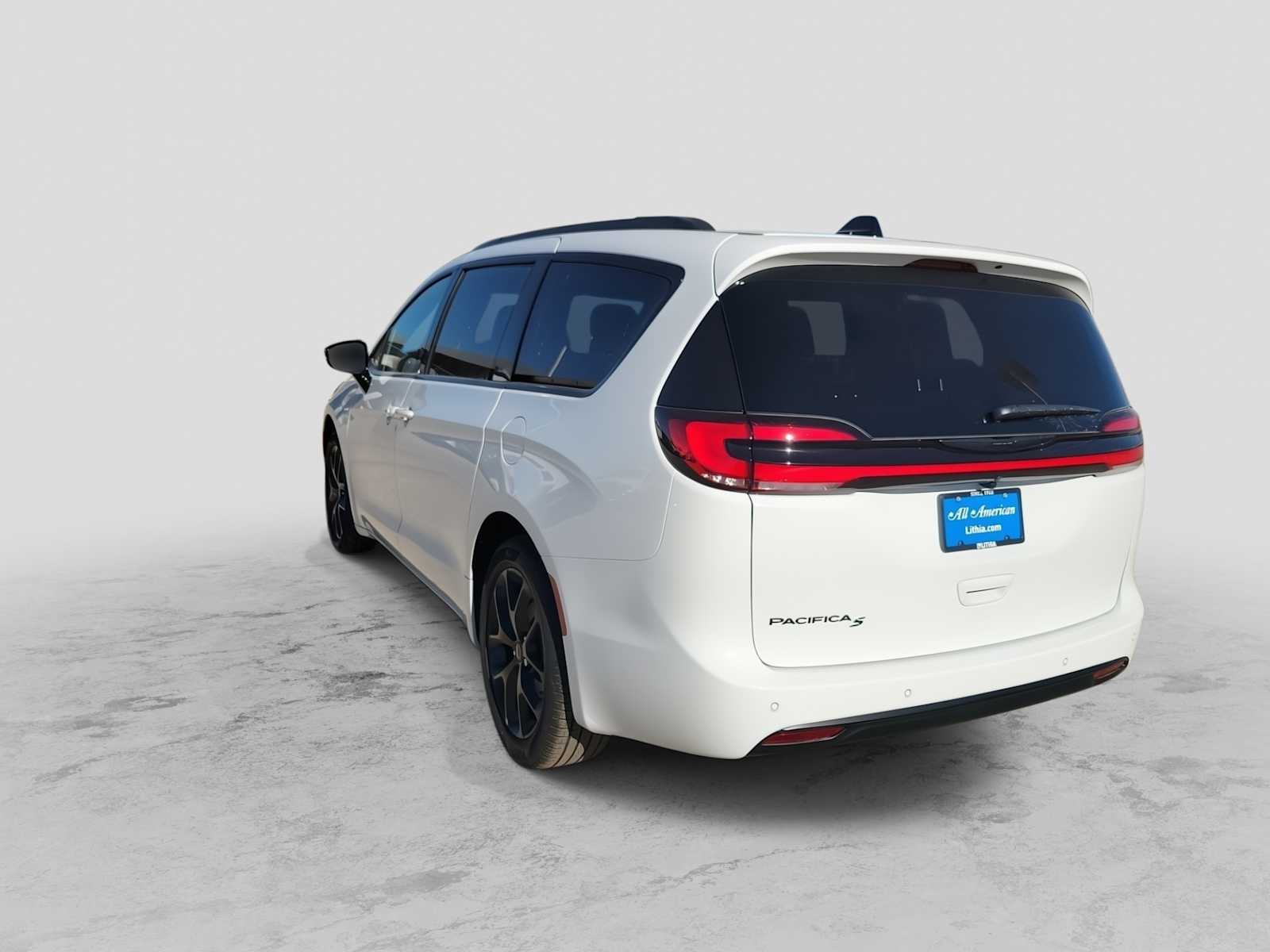 Thumbnail: 2026 Chrysler Pacifica - 4