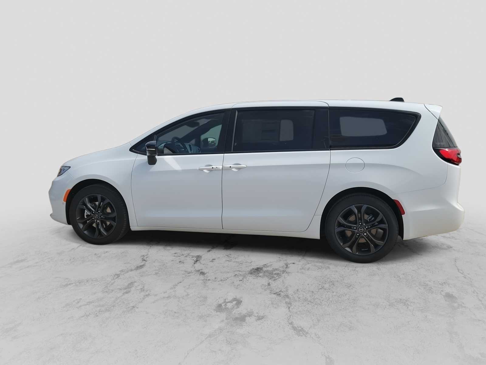Thumbnail: 2026 Chrysler Pacifica - 5