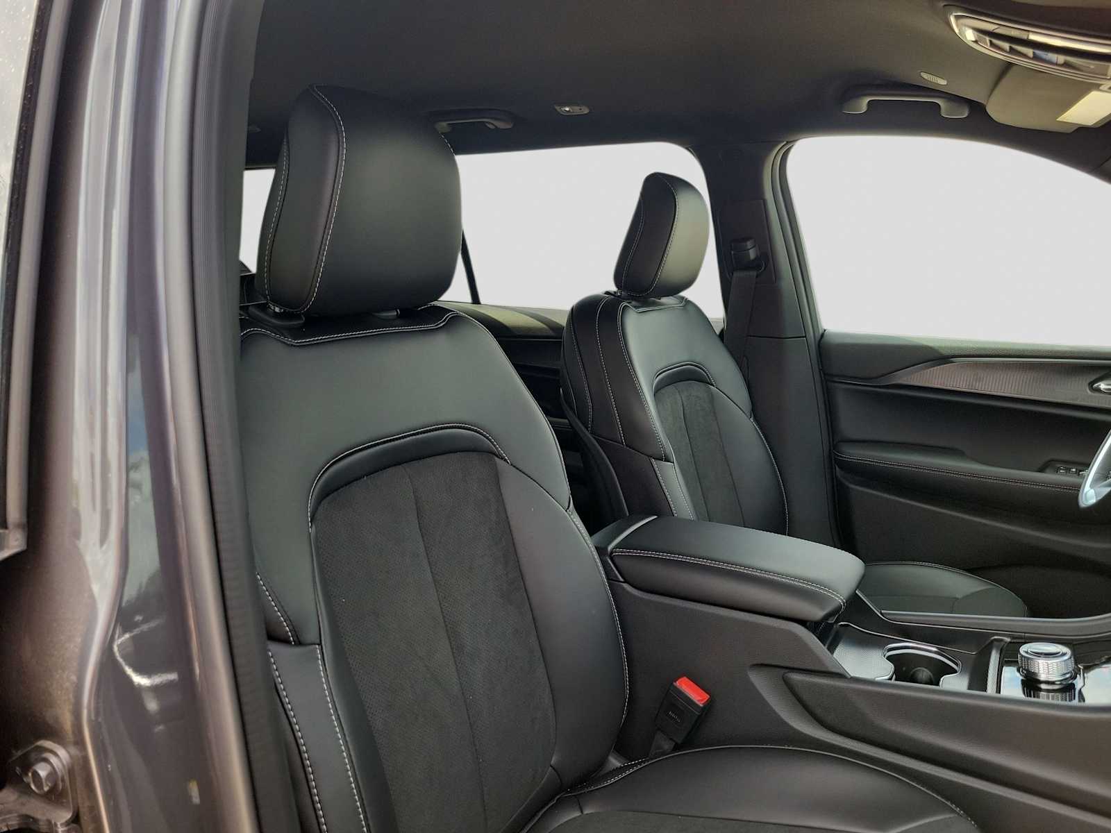 Thumbnail: 2025 Jeep Grand Cherokee L - 14