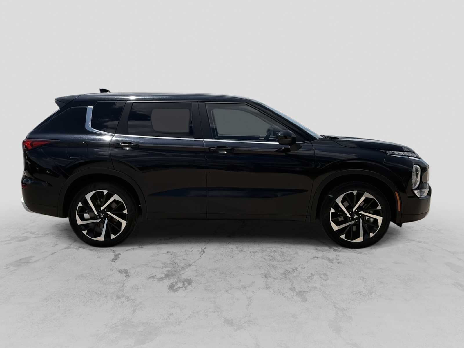 Thumbnail: 2024 Mitsubishi Outlander - 9