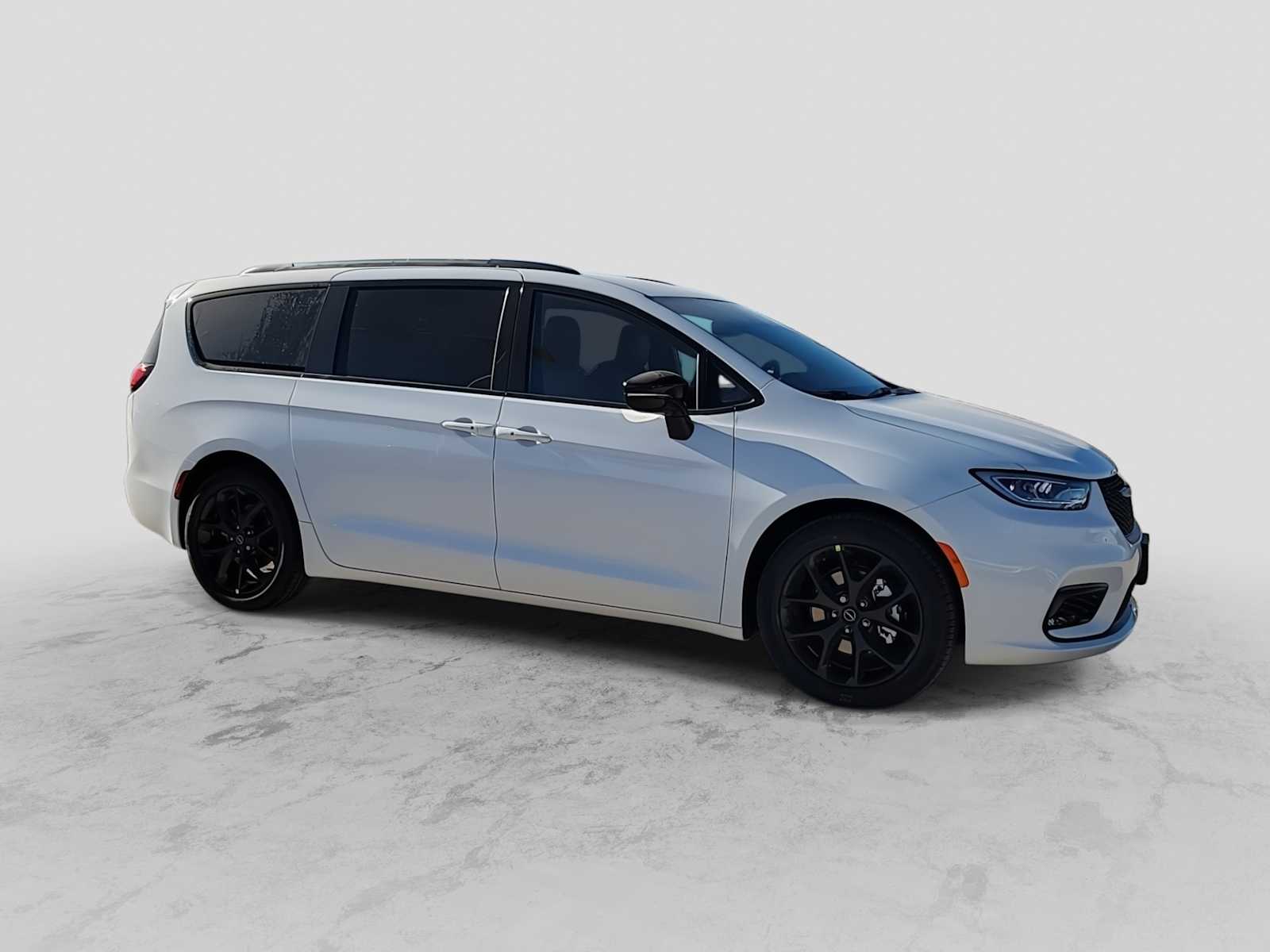 Thumbnail: 2026 Chrysler Pacifica - 3