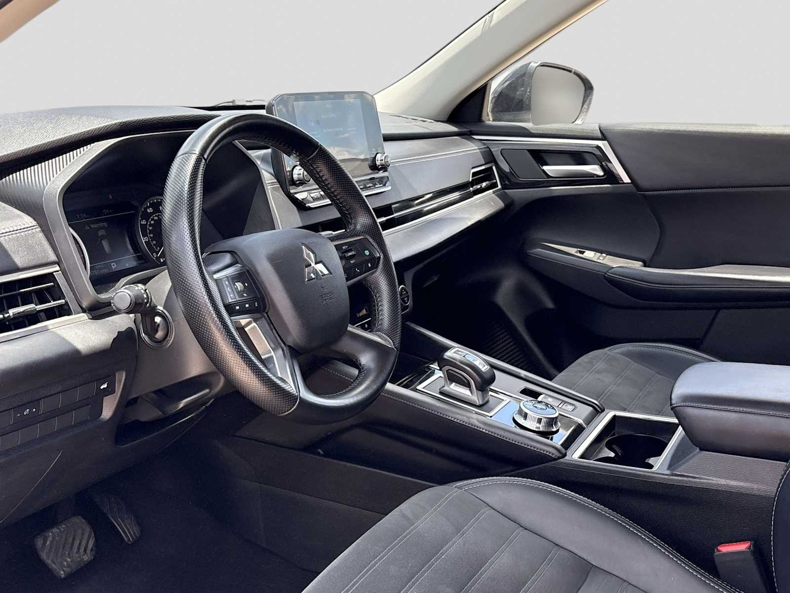 Thumbnail: 2024 Mitsubishi Outlander - 10