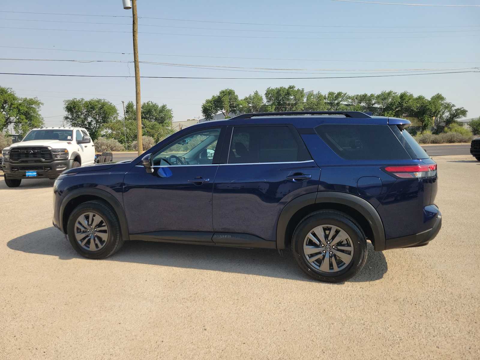 2024 Nissan Pathfinder SV 3