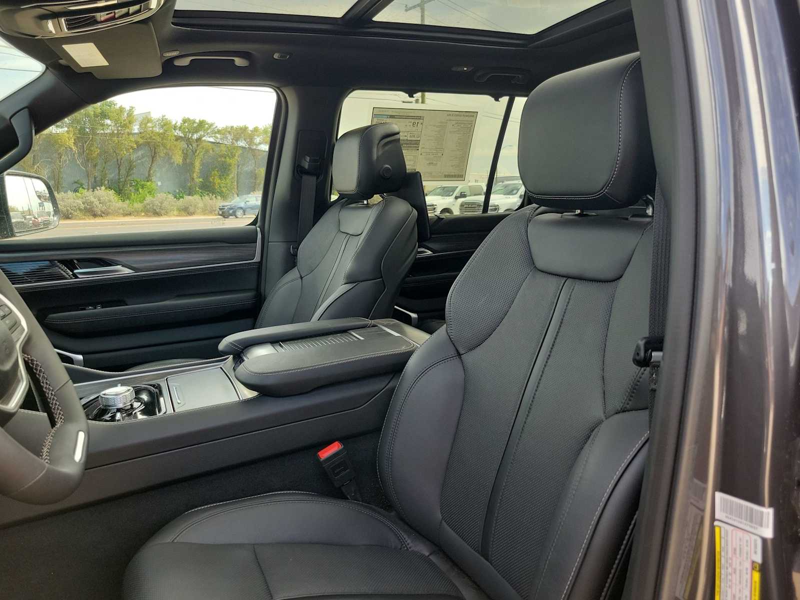Thumbnail: 2024 Jeep Wagoneer - 11