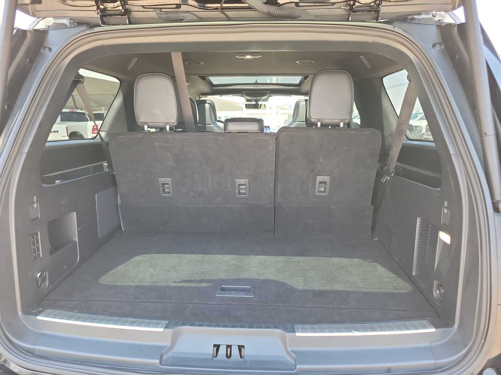 Thumbnail: 2023 Lincoln Navigator L - 19