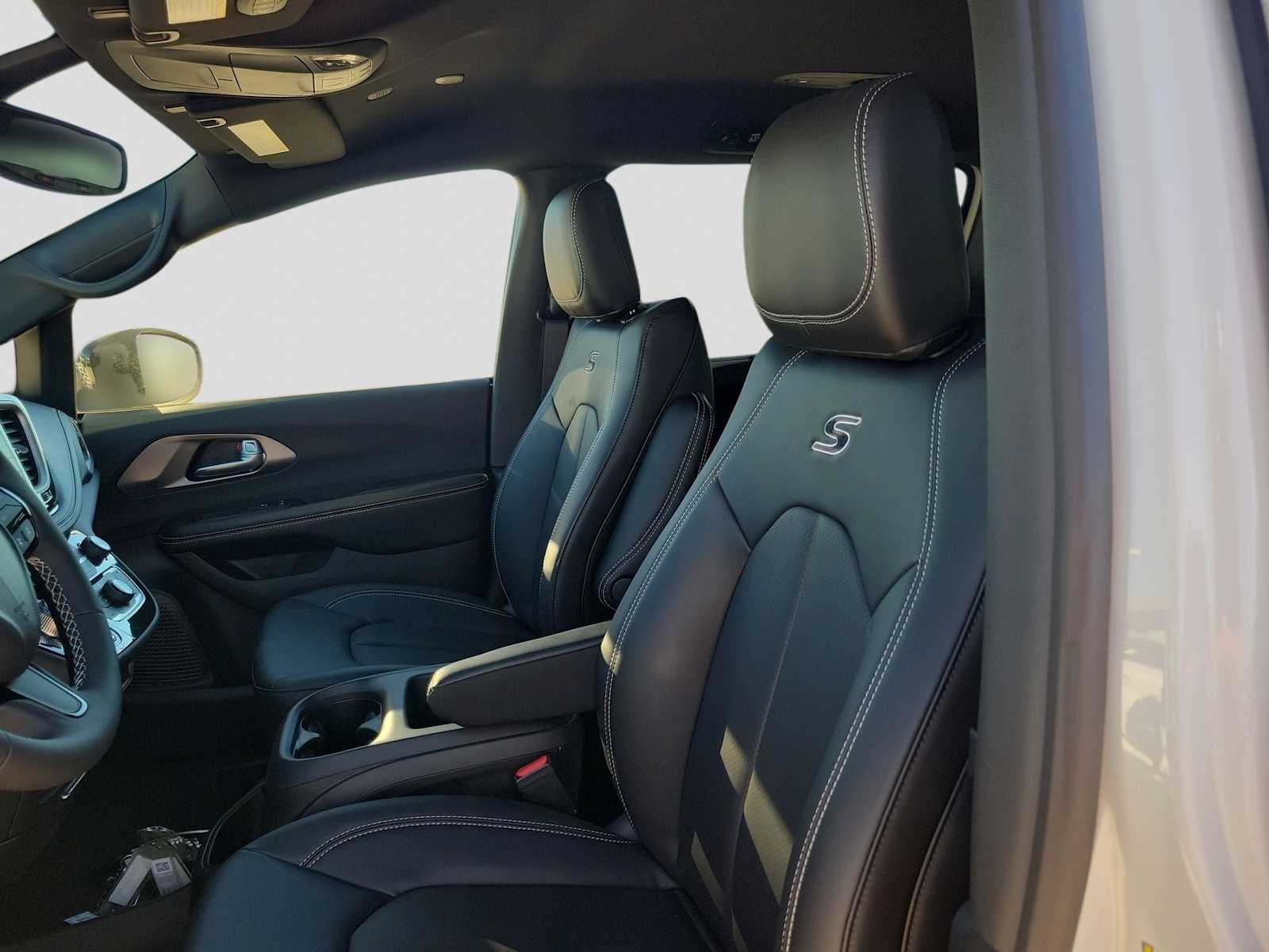 Thumbnail: 2026 Chrysler Pacifica - 11