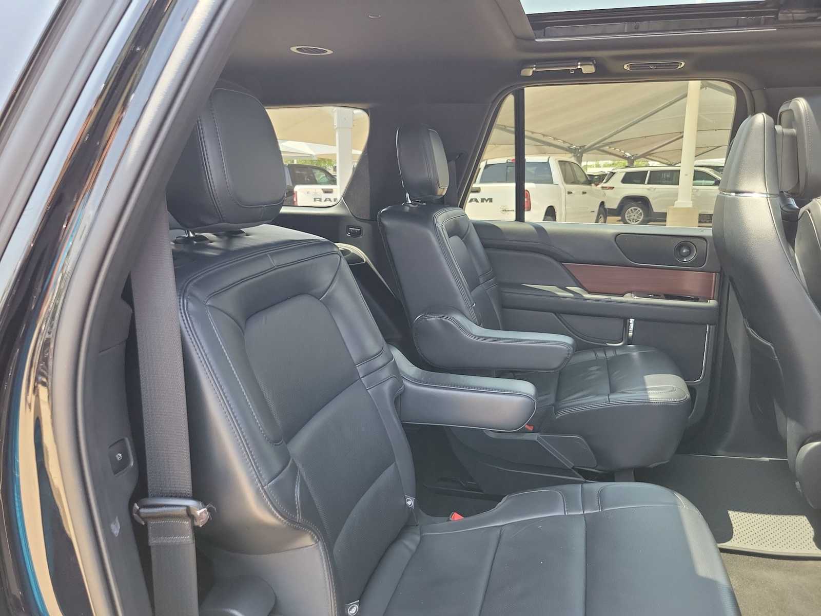 Thumbnail: 2023 Lincoln Navigator L - 13