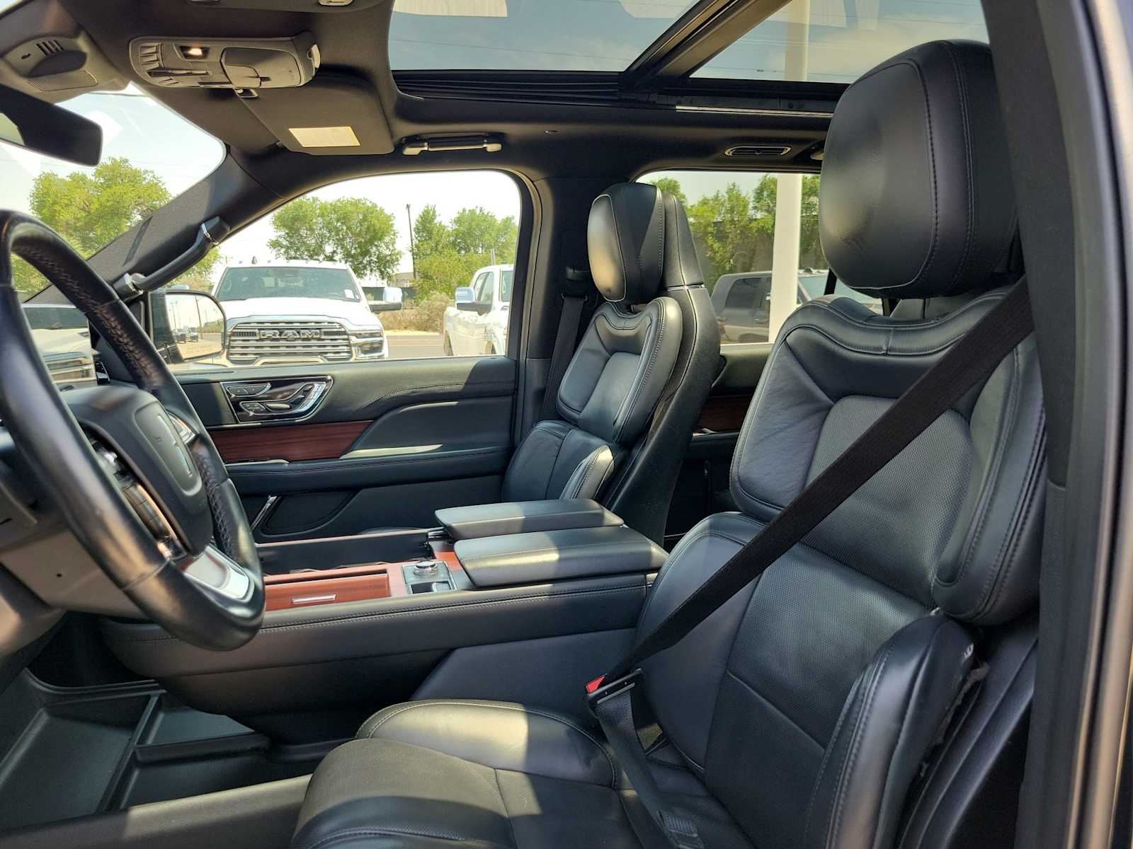 Thumbnail: 2023 Lincoln Navigator L - 11