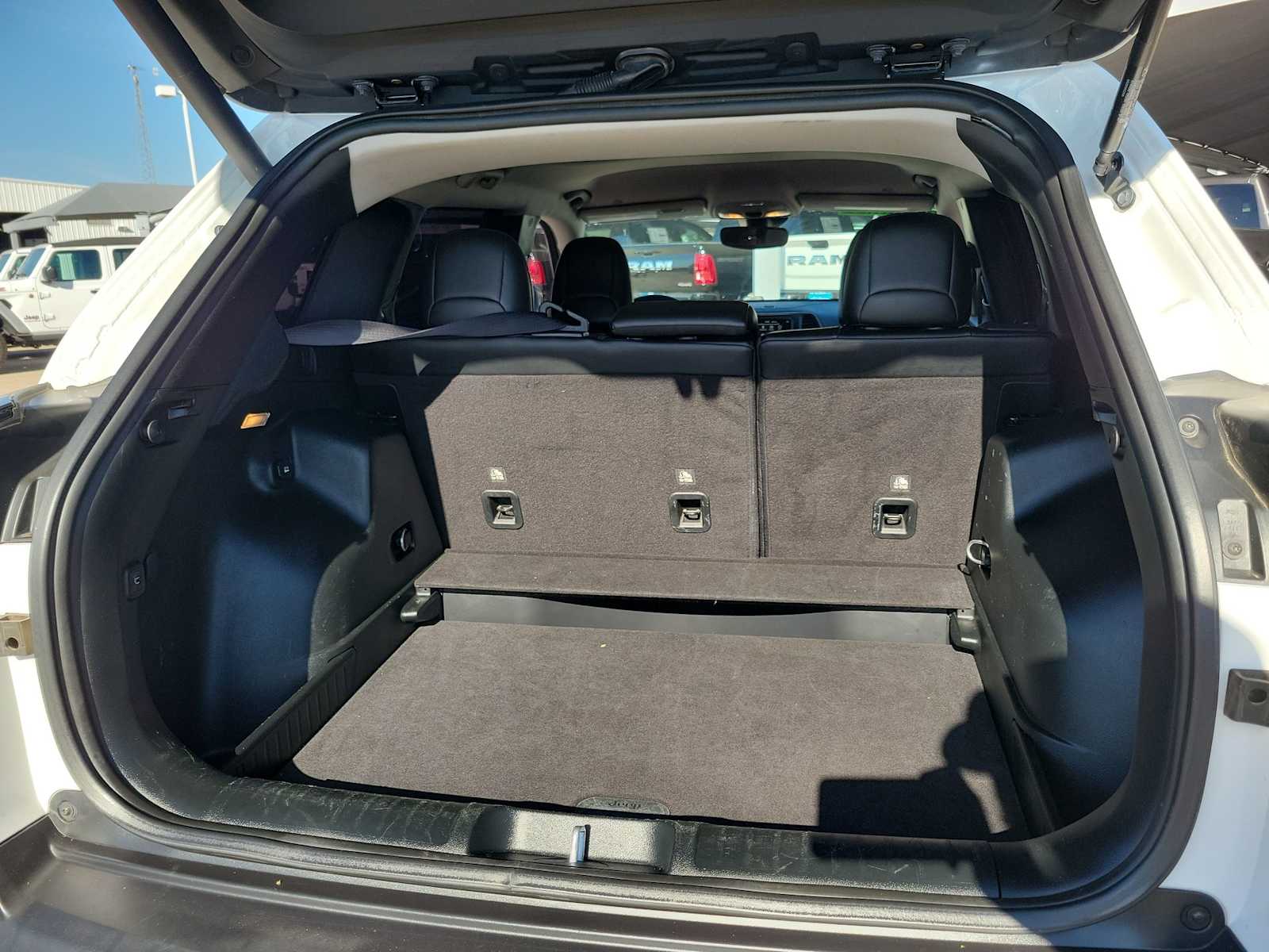 Thumbnail: 2022 Jeep Cherokee - 19