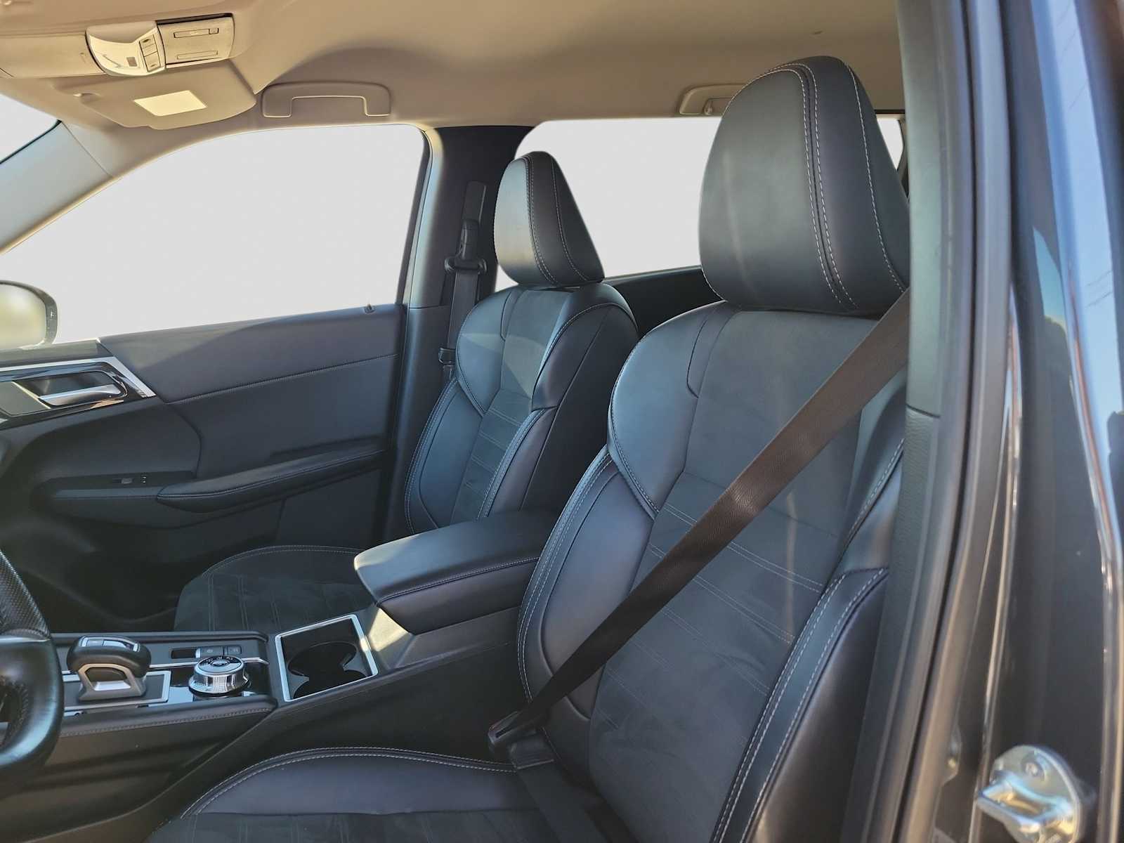 Thumbnail: 2024 Mitsubishi Outlander - 11