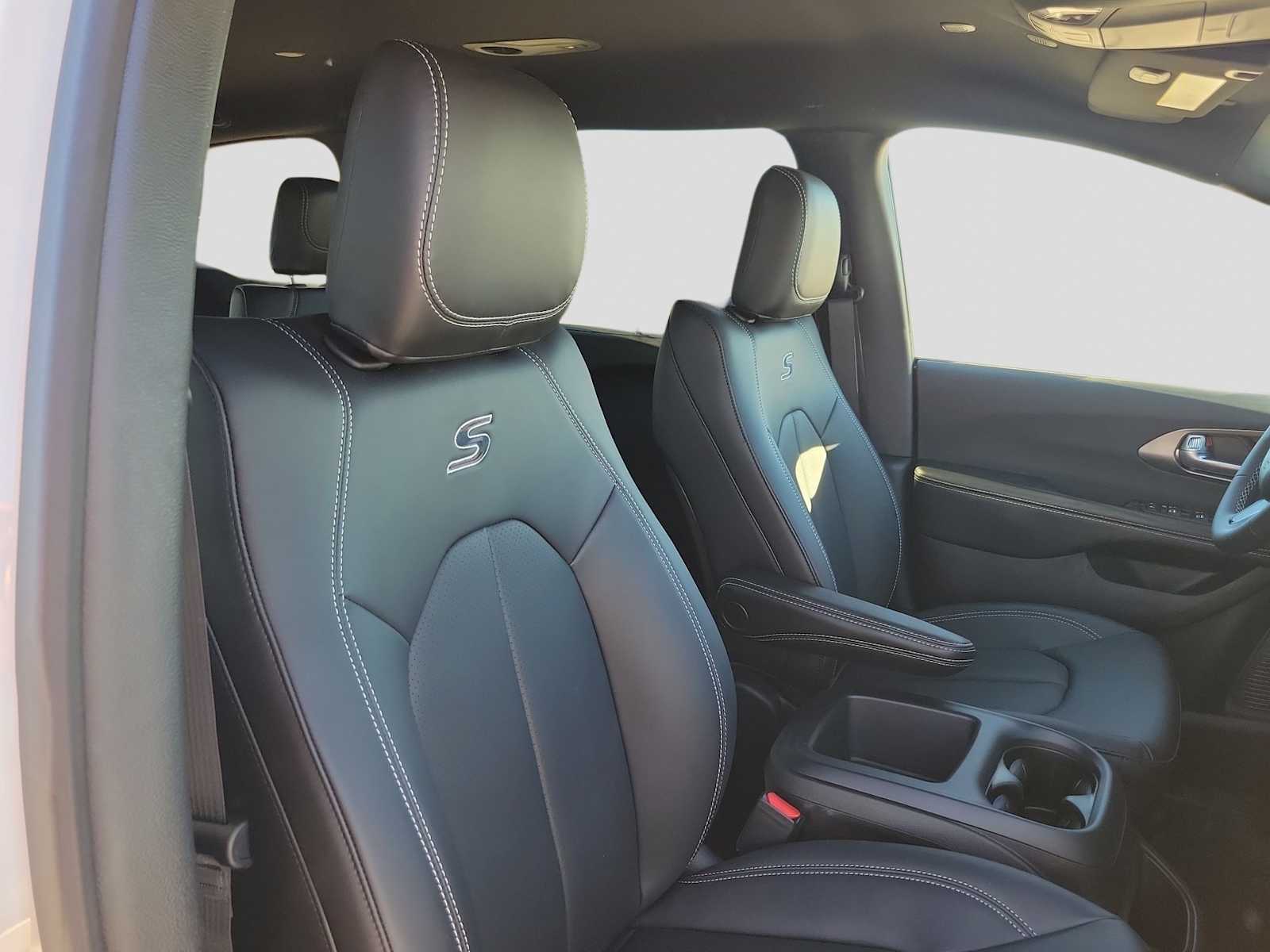 Thumbnail: 2026 Chrysler Pacifica - 14