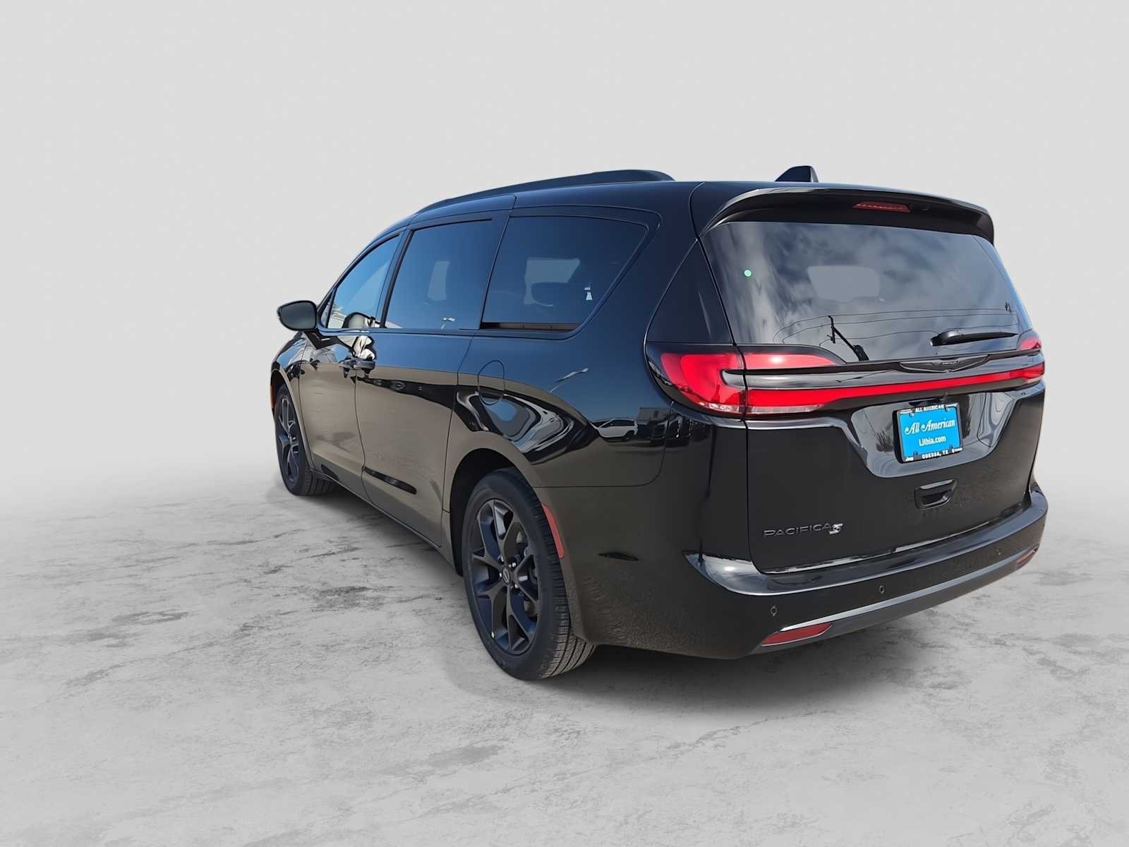 Thumbnail: 2026 Chrysler Pacifica - 4