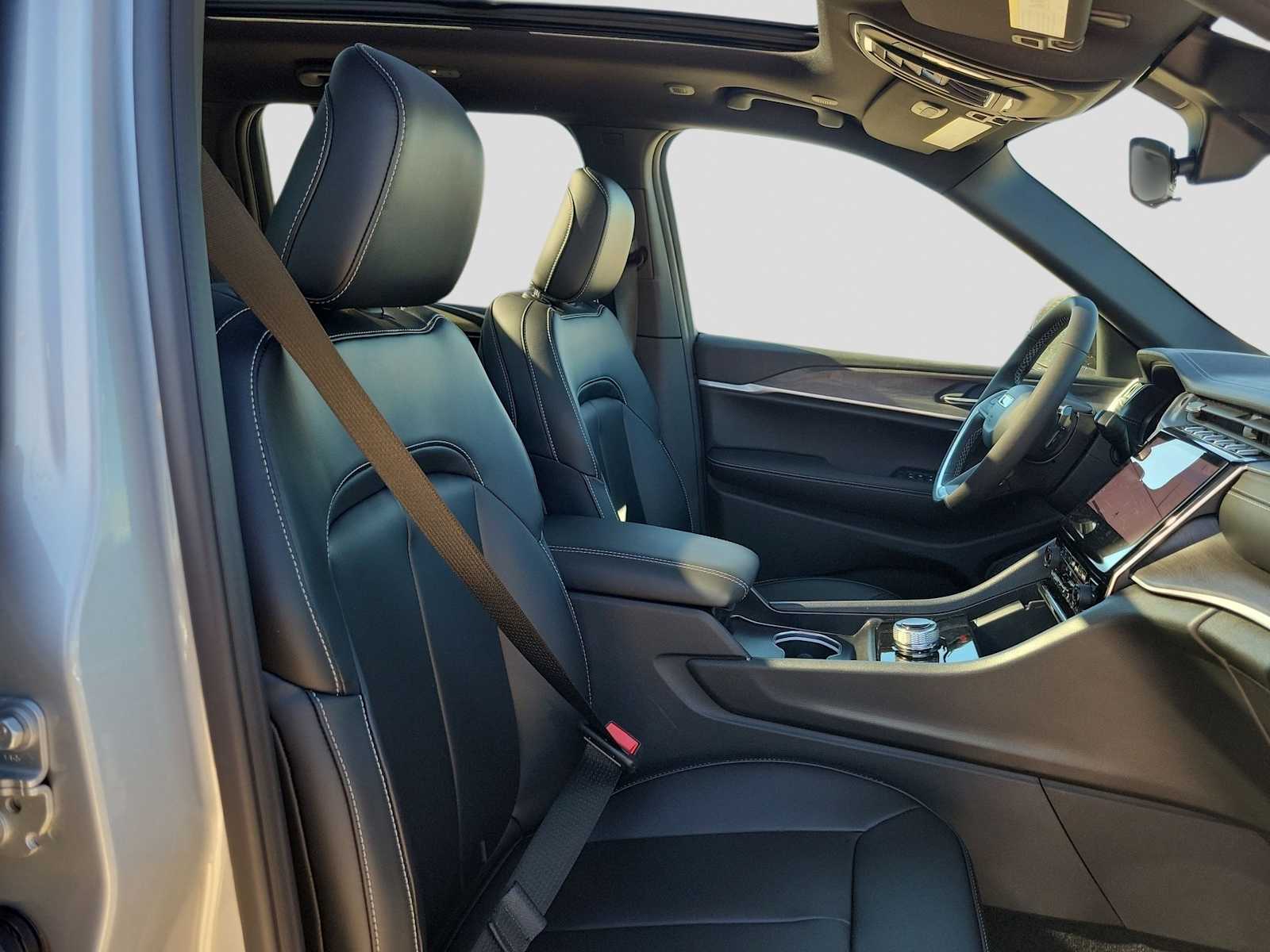 Thumbnail: 2025 Jeep Grand Cherokee - 14