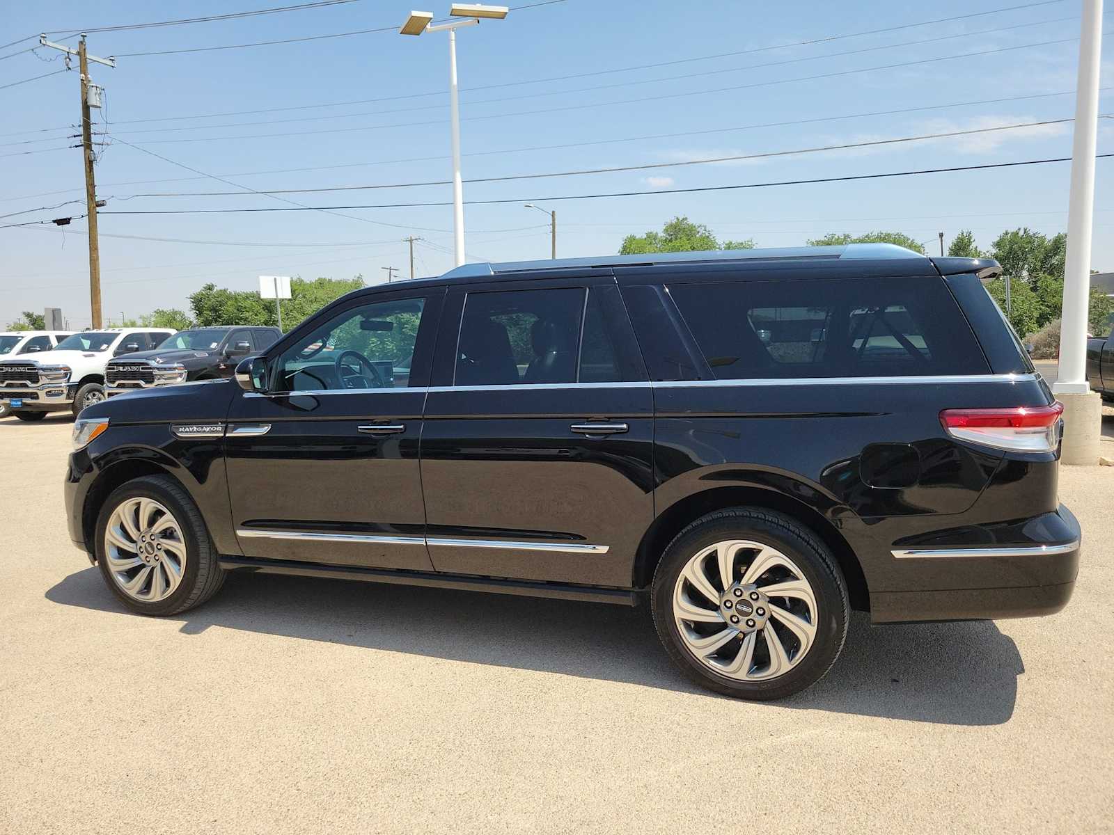 Thumbnail: 2023 Lincoln Navigator L - 3