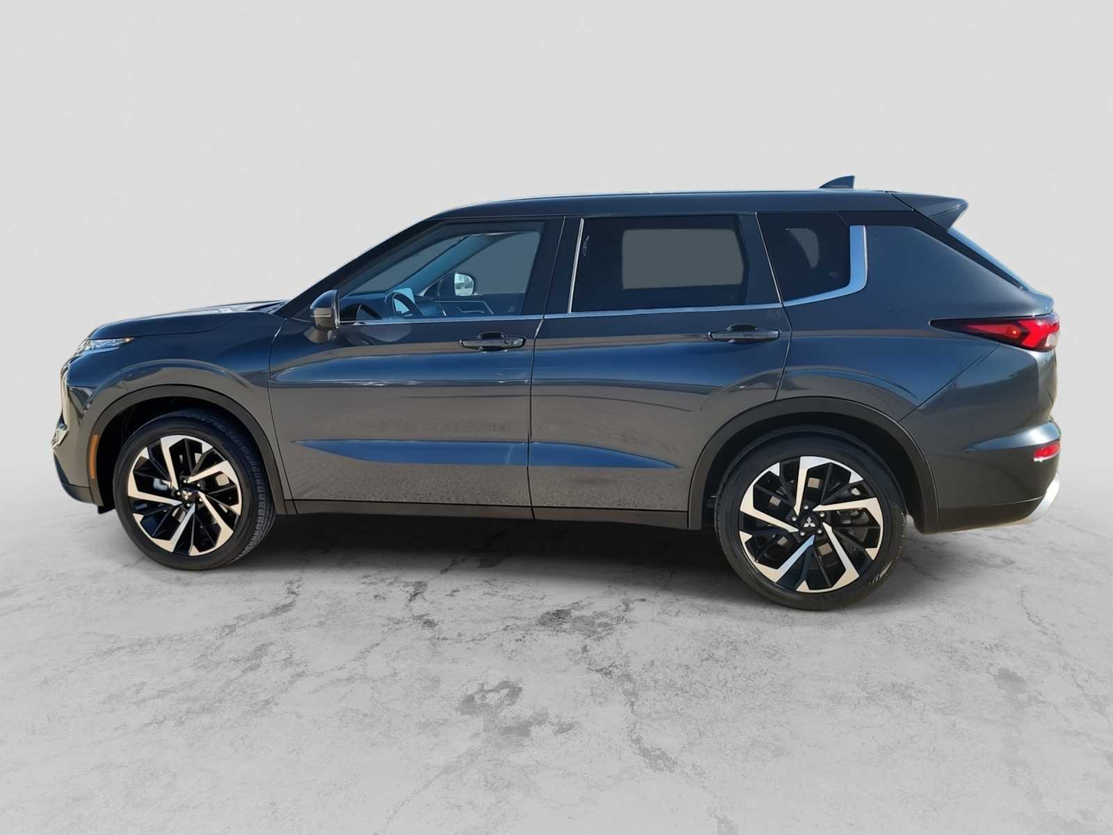 Thumbnail: 2024 Mitsubishi Outlander - 3