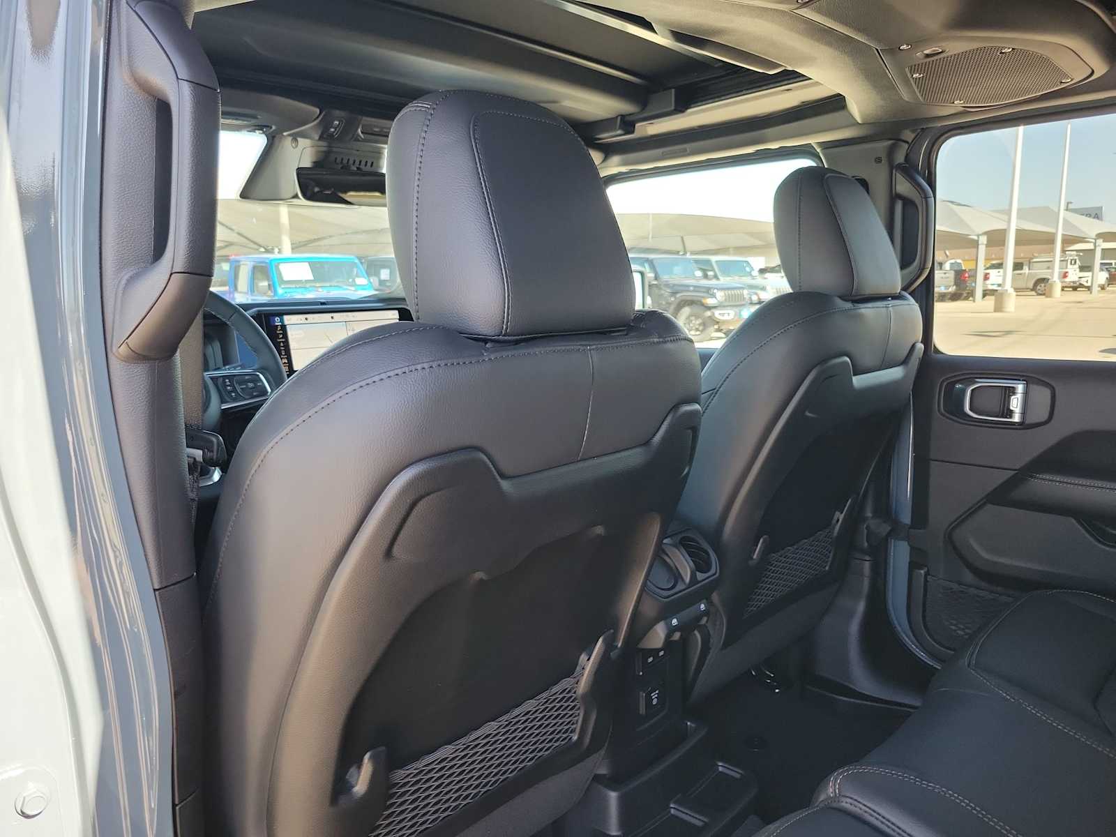 2026 Jeep Wrangler 4-Door Sahara - Photo 20