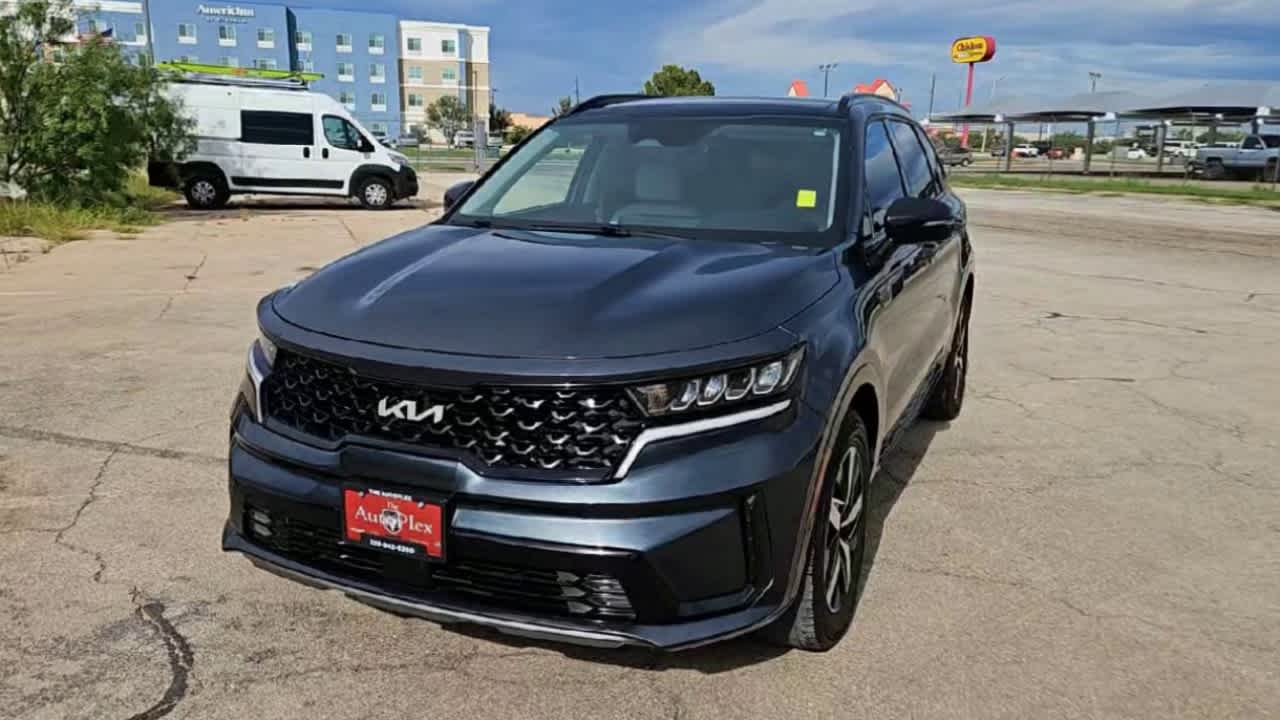 Thumbnail: 2022 Kia Sorento - 3