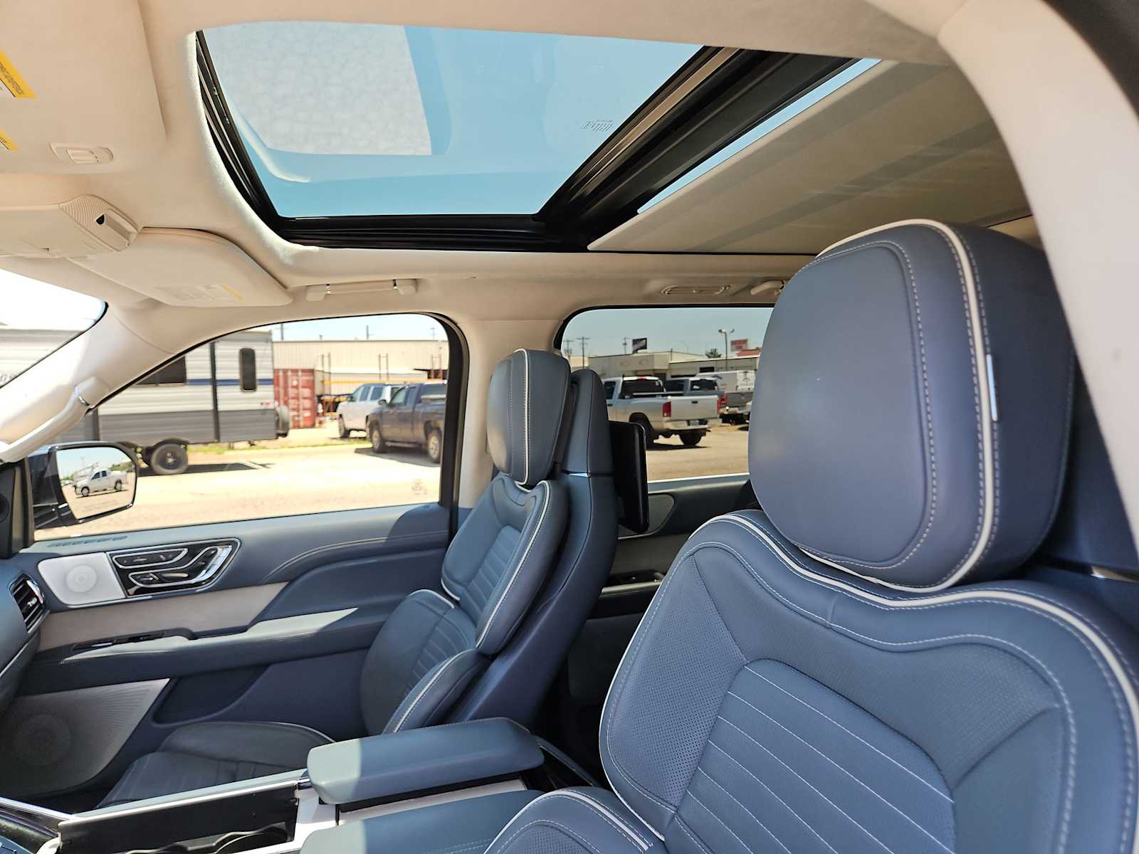 Thumbnail: 2019 Lincoln Navigator L - 22