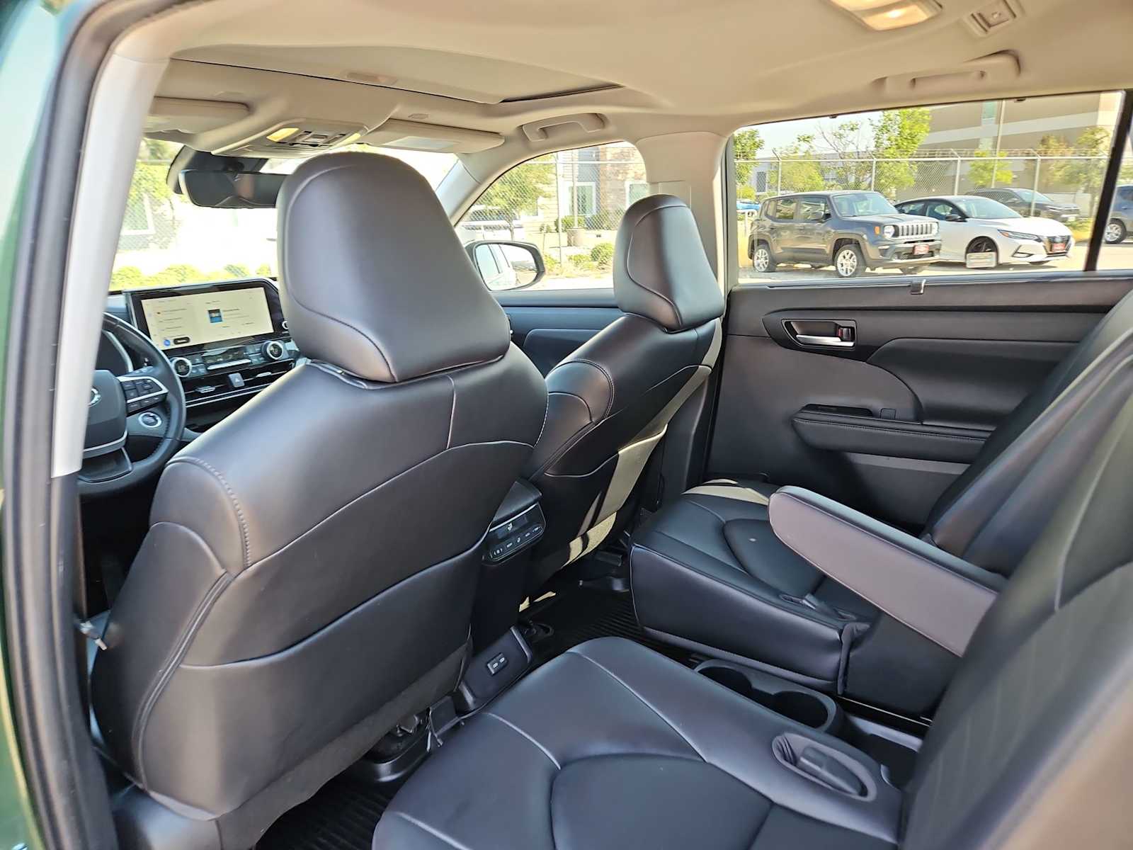 Thumbnail: 2023 Toyota Highlander - 18