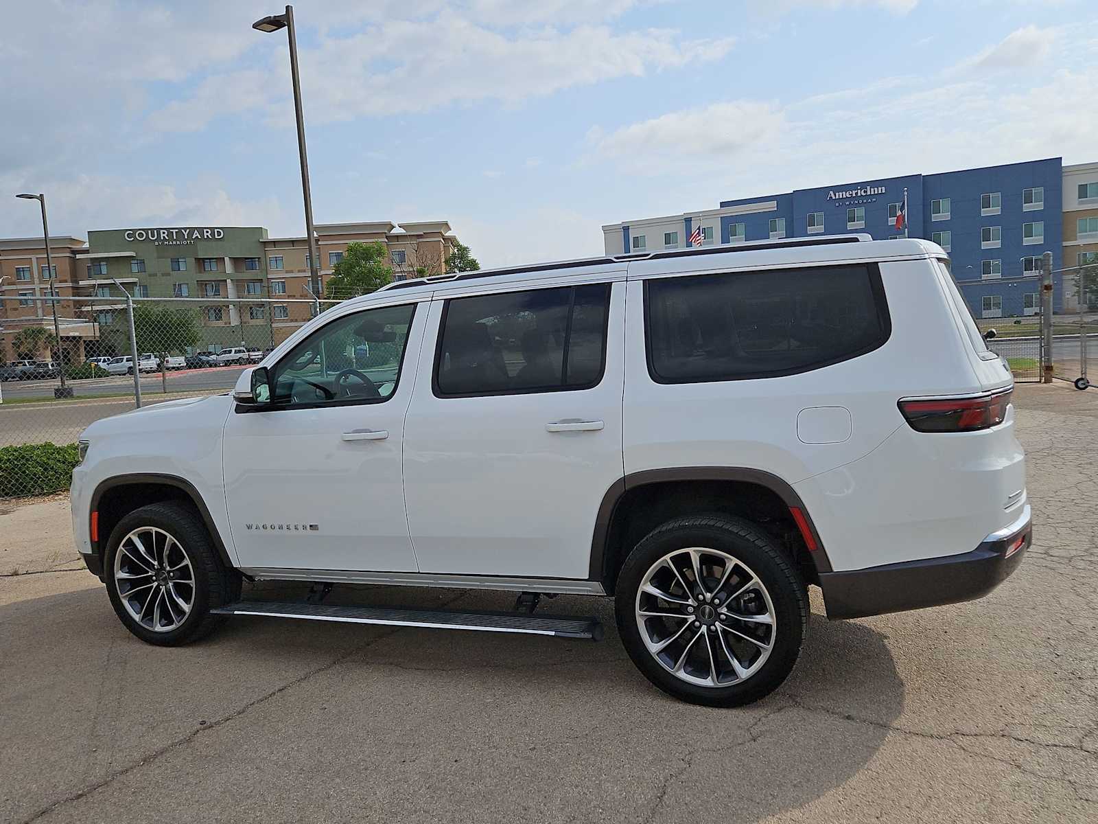 Thumbnail: 2022 Jeep Wagoneer - 11