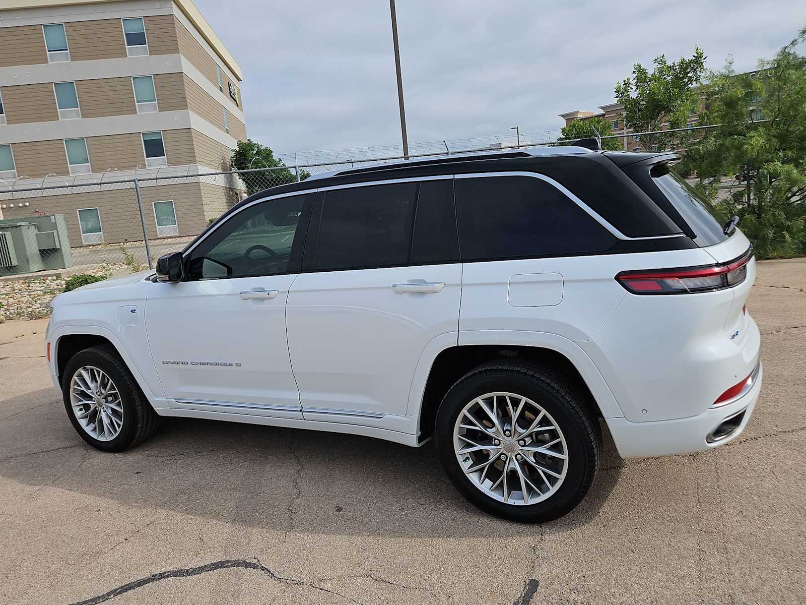 2022 Jeep Grand Cherokee Summit 4xe 11