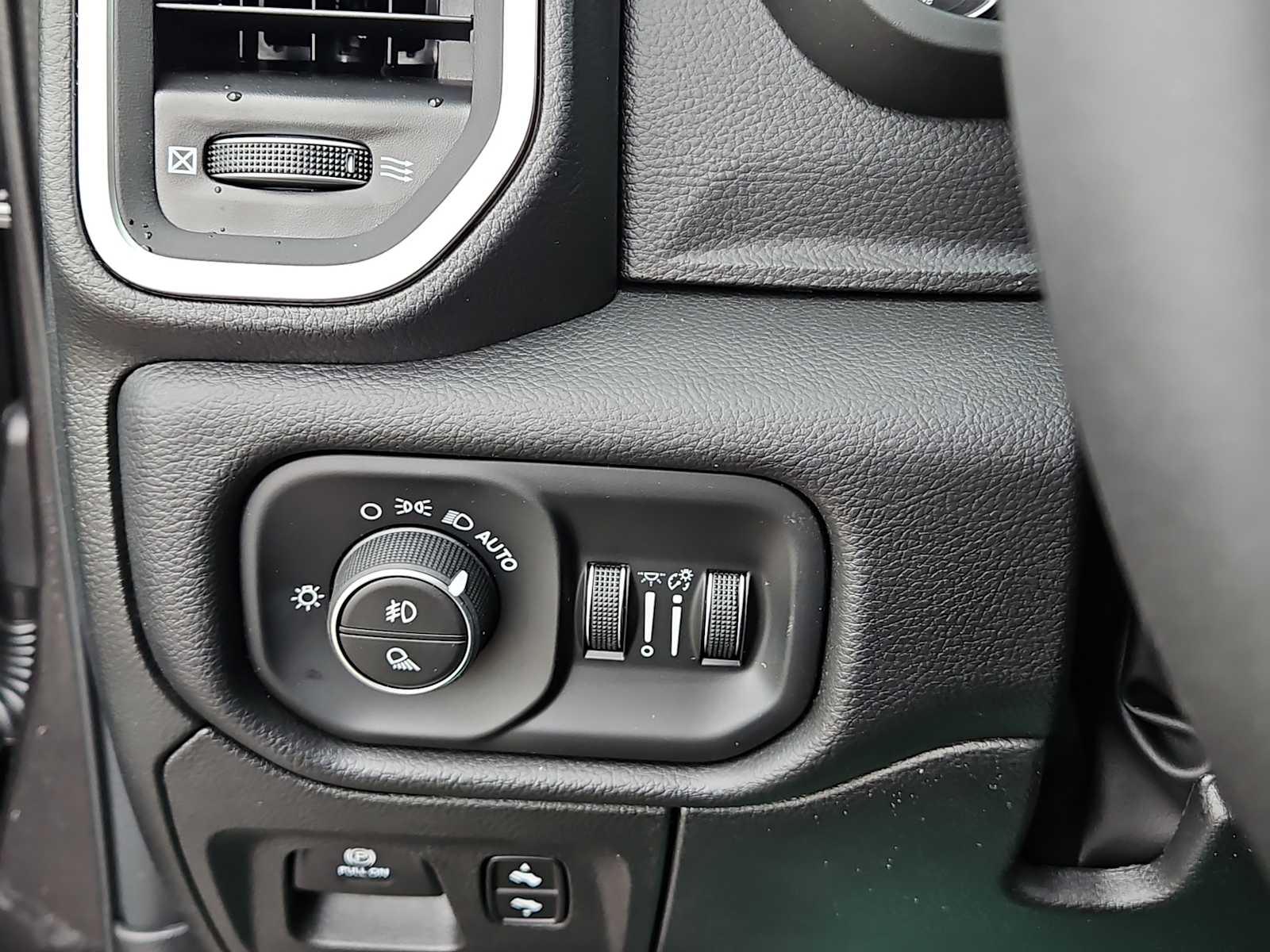 Thumbnail: 2026 RAM 1500 - 18
