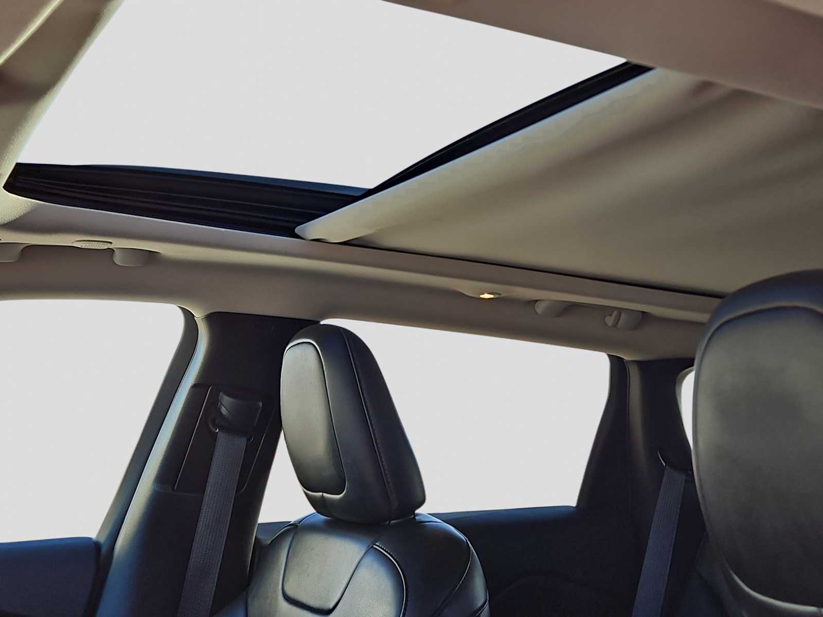 Thumbnail: 2019 Jeep Cherokee - 18