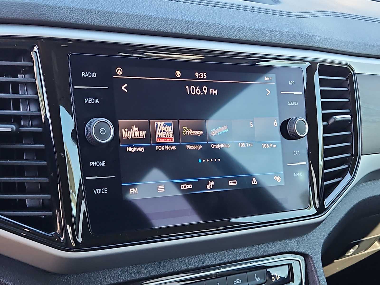 Thumbnail: 2023 Volkswagen Atlas - 24