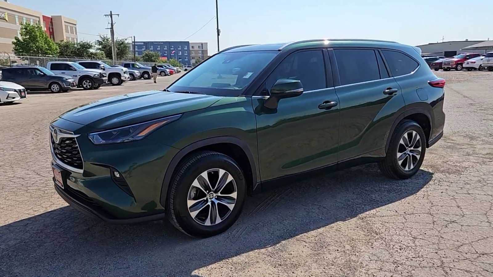 Thumbnail: 2023 Toyota Highlander - 4