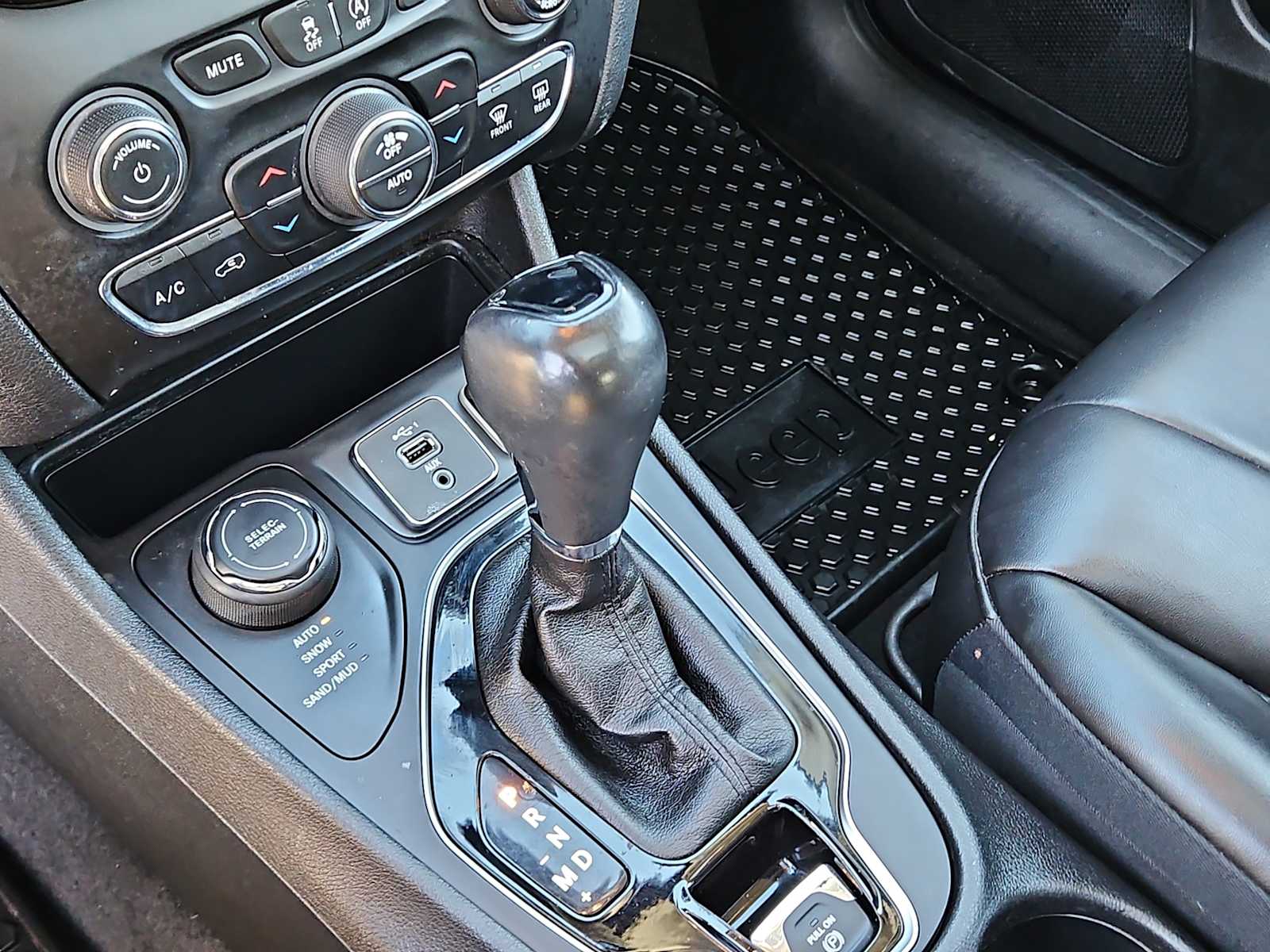 Thumbnail: 2019 Jeep Cherokee - 25