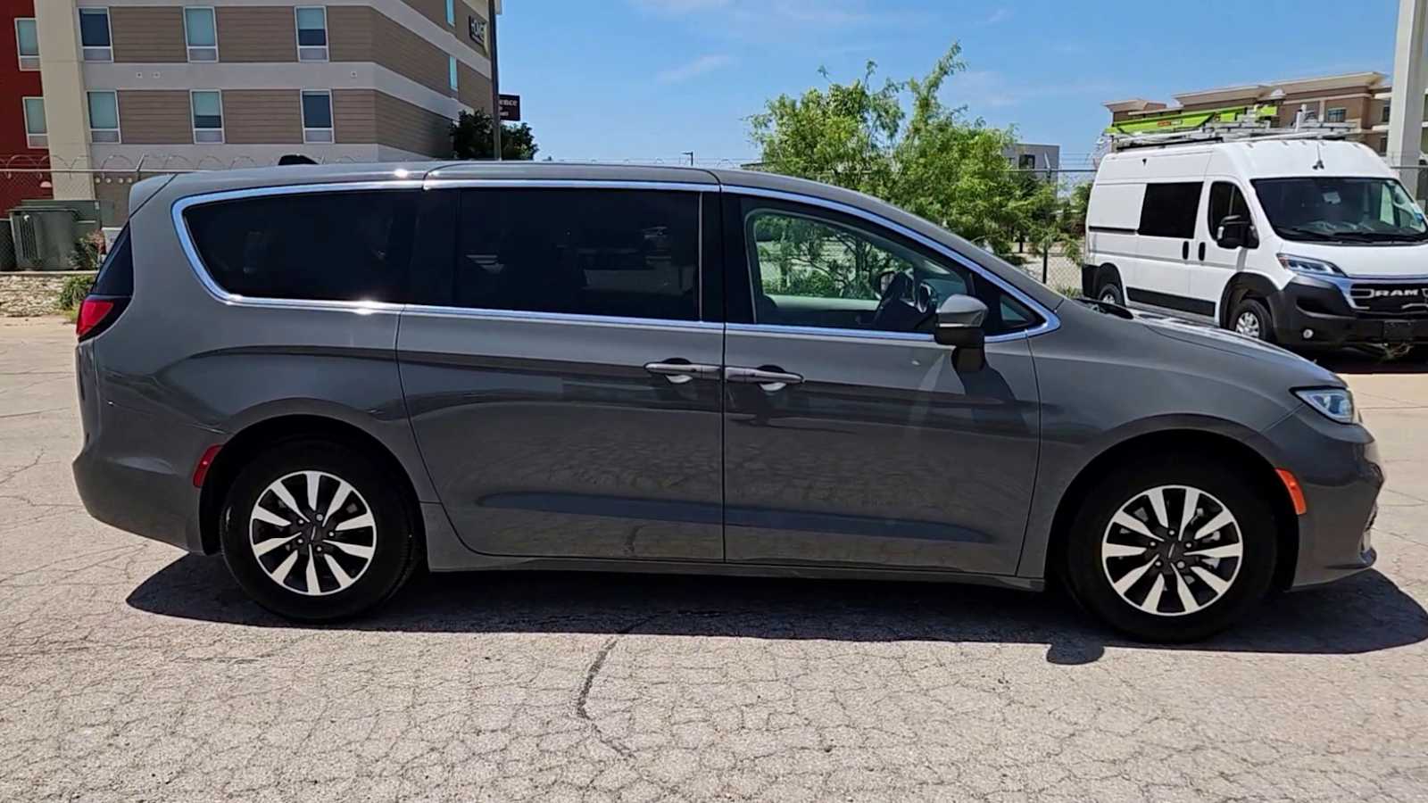 Thumbnail: 2023 Chrysler Pacifica - 9