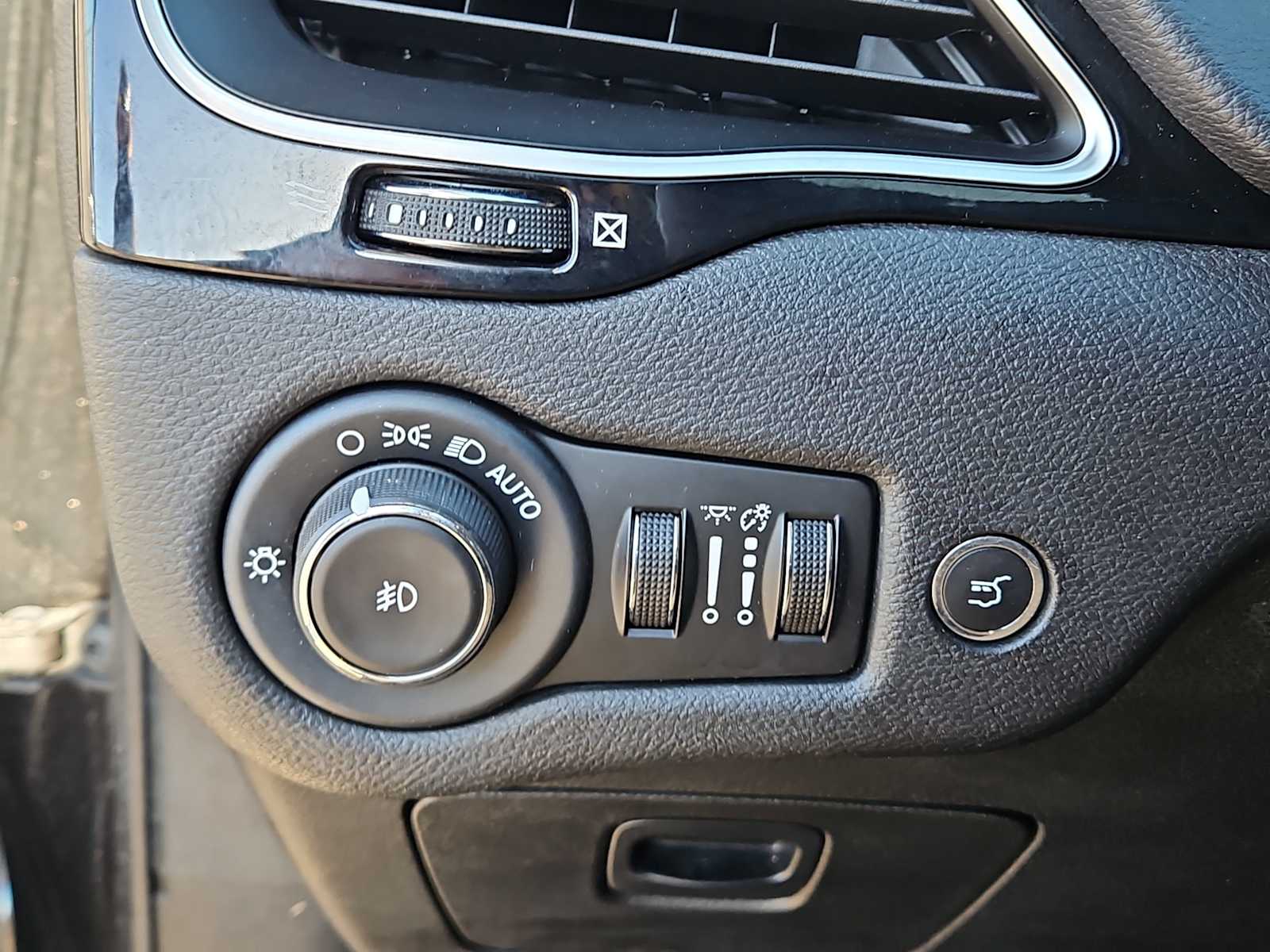 Thumbnail: 2019 Jeep Cherokee - 22