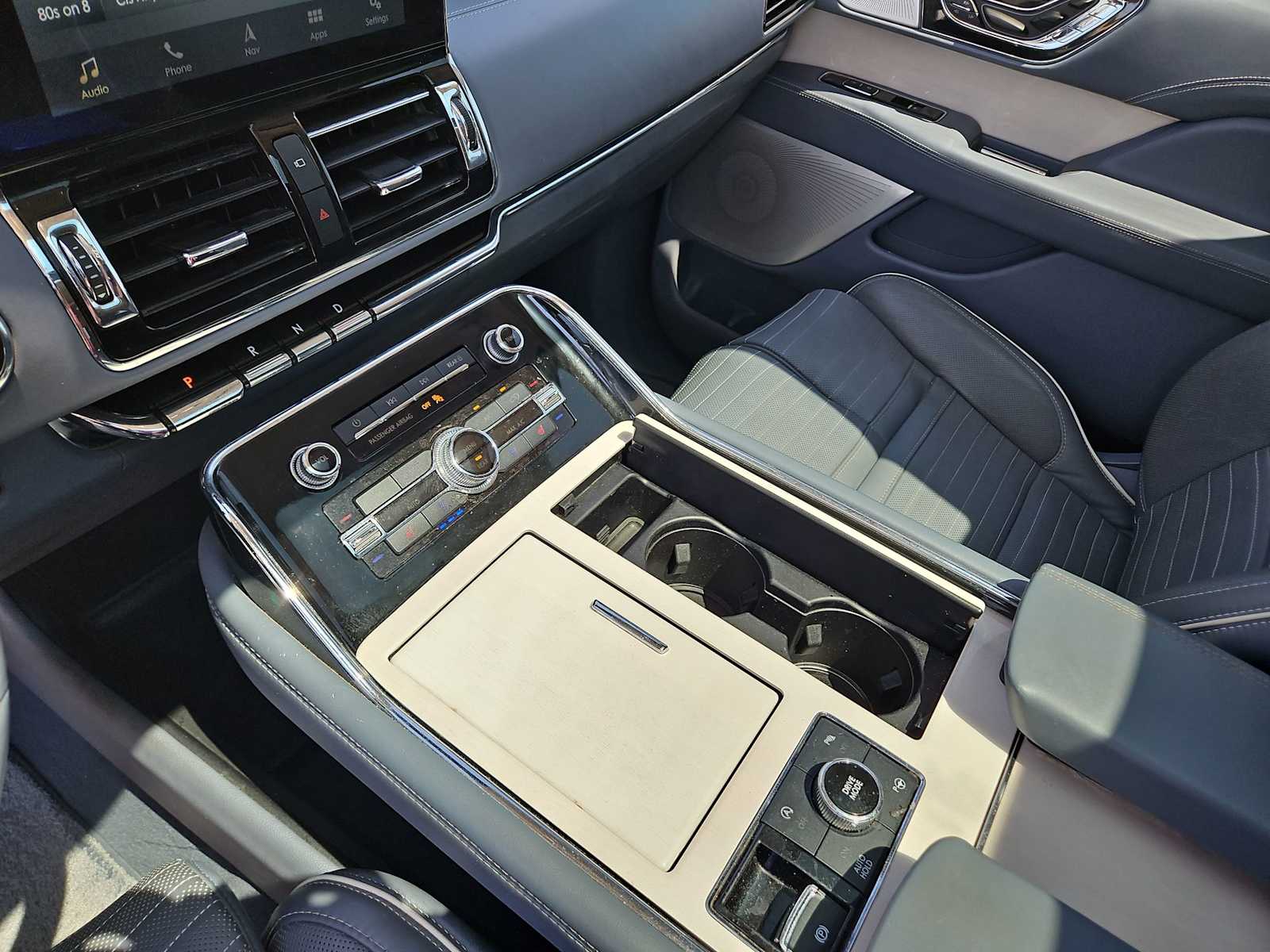 Thumbnail: 2019 Lincoln Navigator L - 24