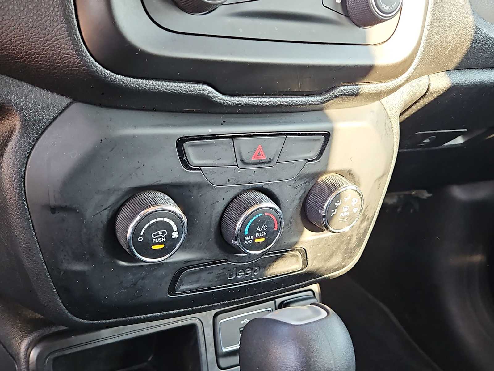 Thumbnail: 2020 Jeep Renegade - 28