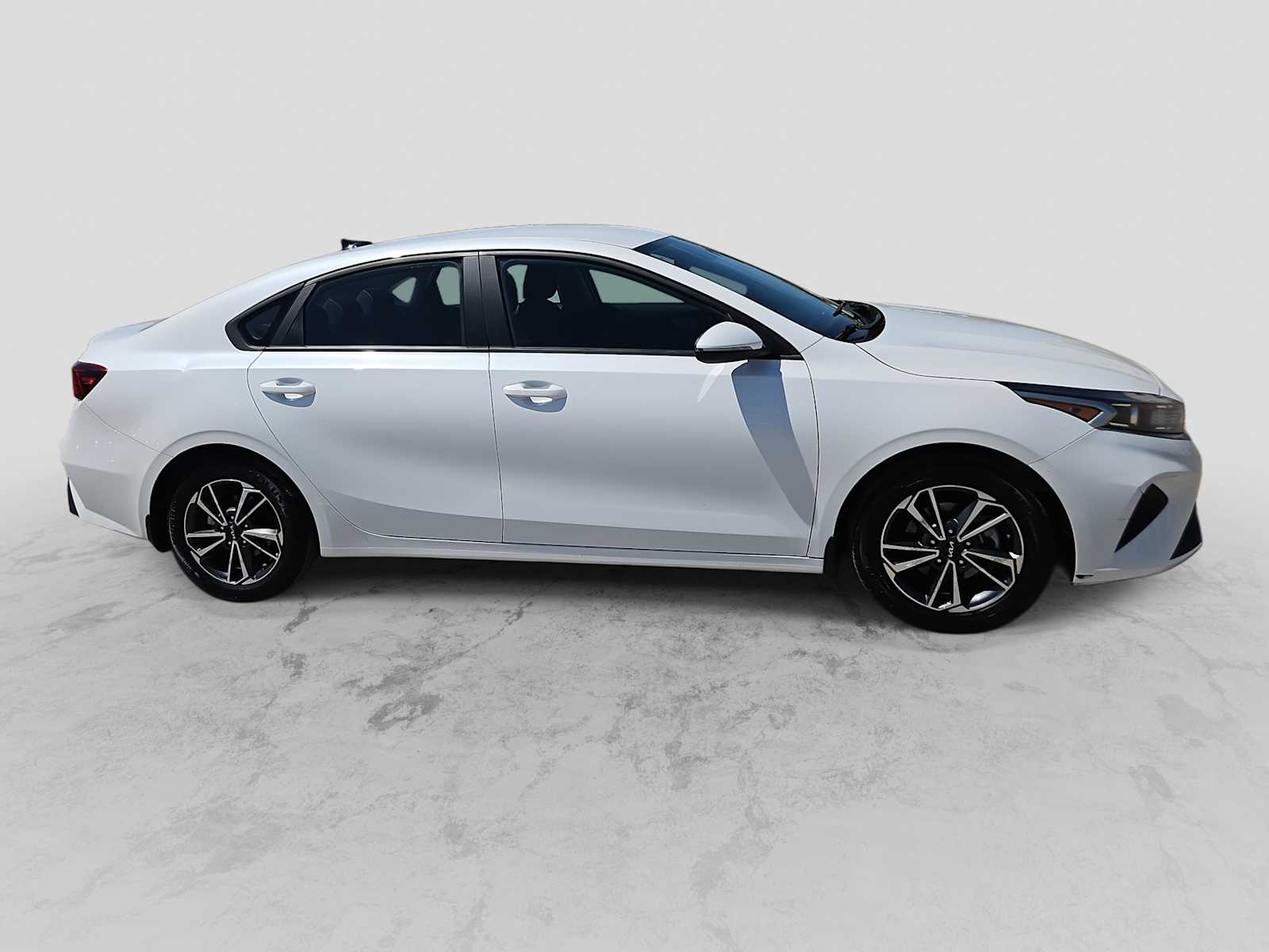 Thumbnail: 2022 Kia Forte - 9