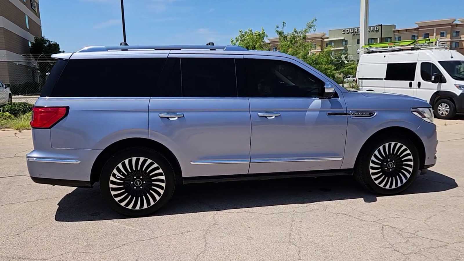 Thumbnail: 2019 Lincoln Navigator L - 9