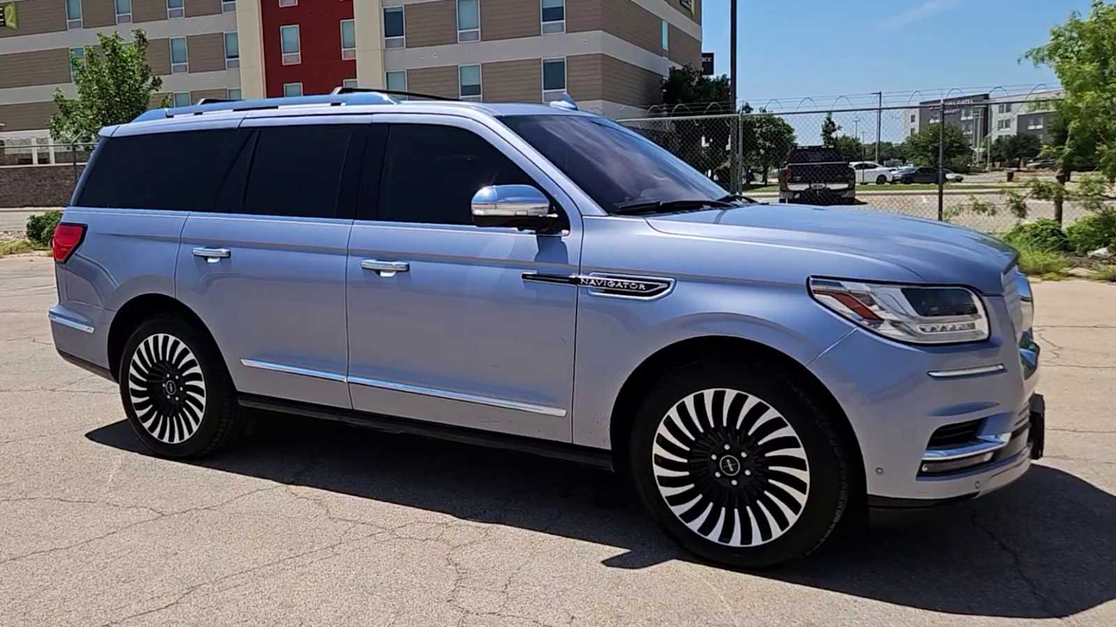 Thumbnail: 2019 Lincoln Navigator L - 2